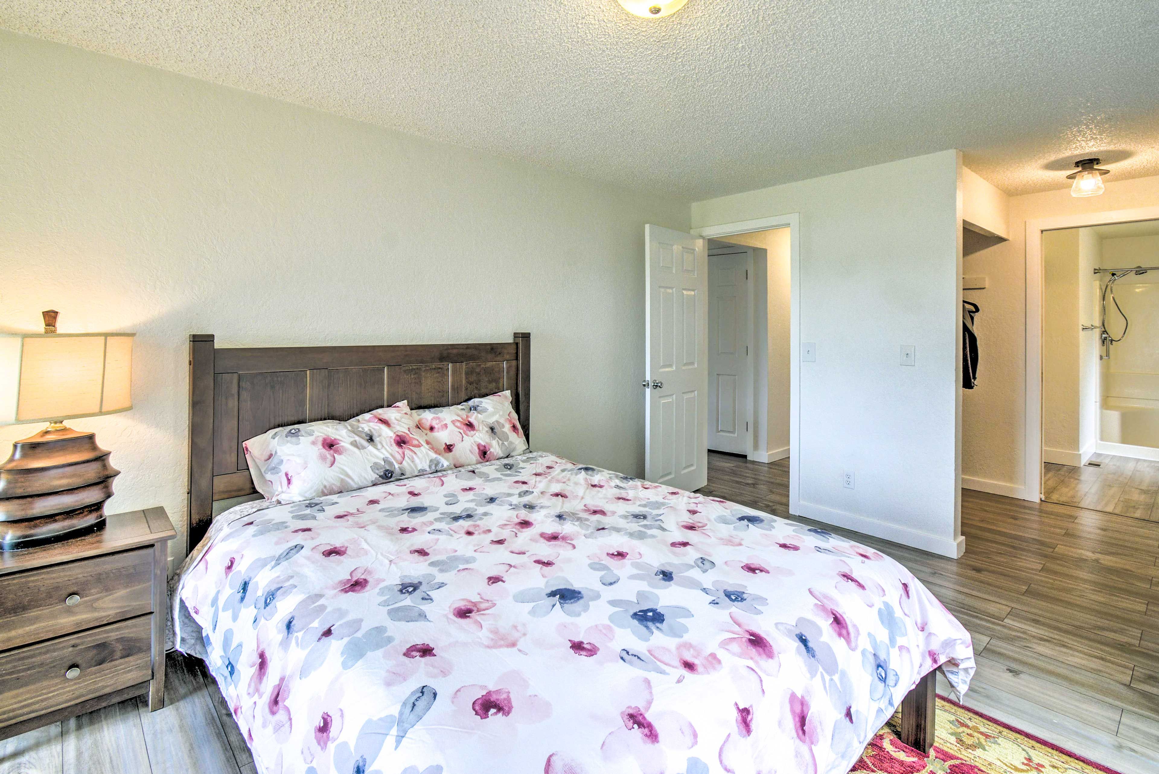 Bedroom 1 | Queen Bed | En-Suite Bathroom | 1st Floor