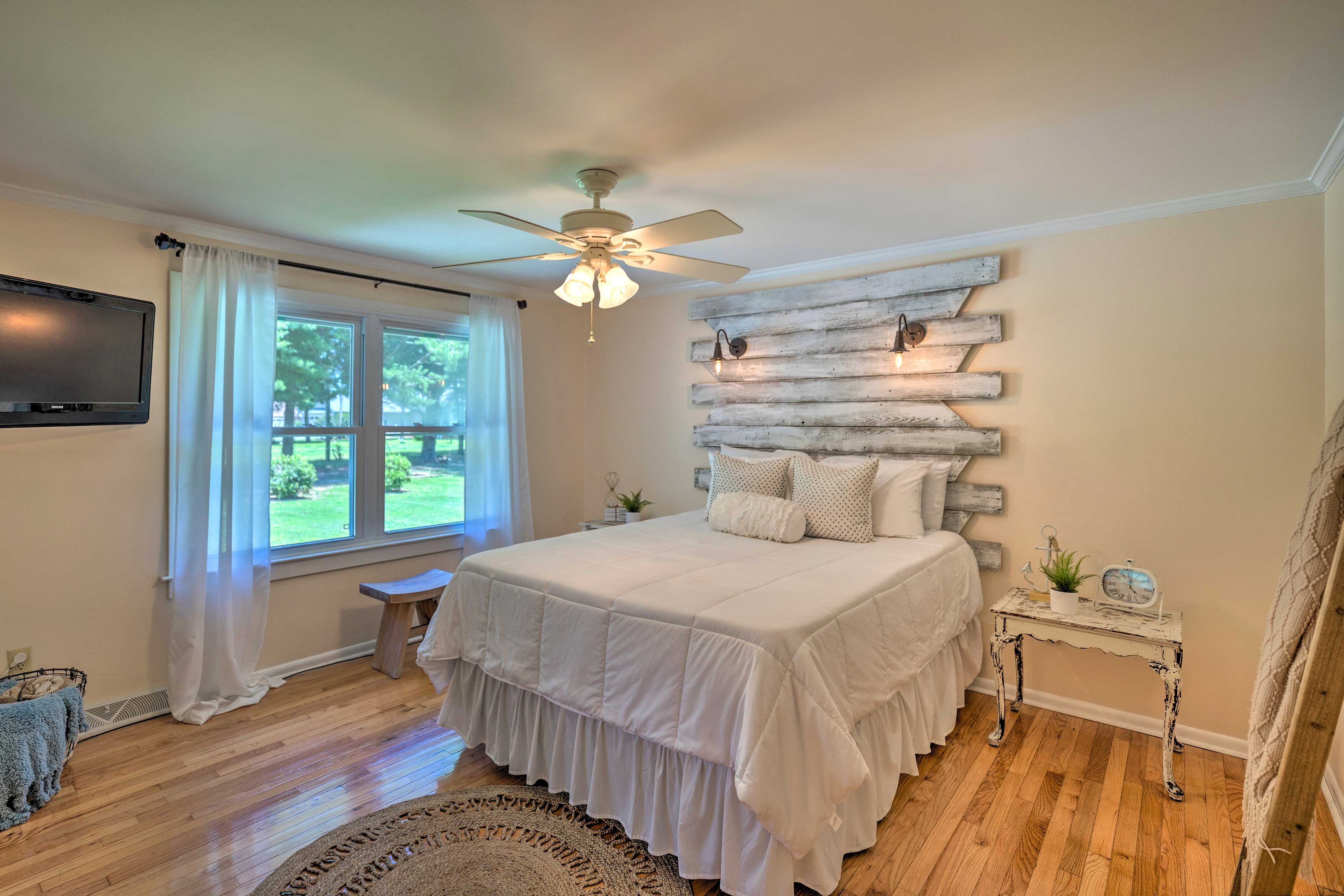 Bedroom 1 | Queen Bed | Flat-Screen TV w/ Cable