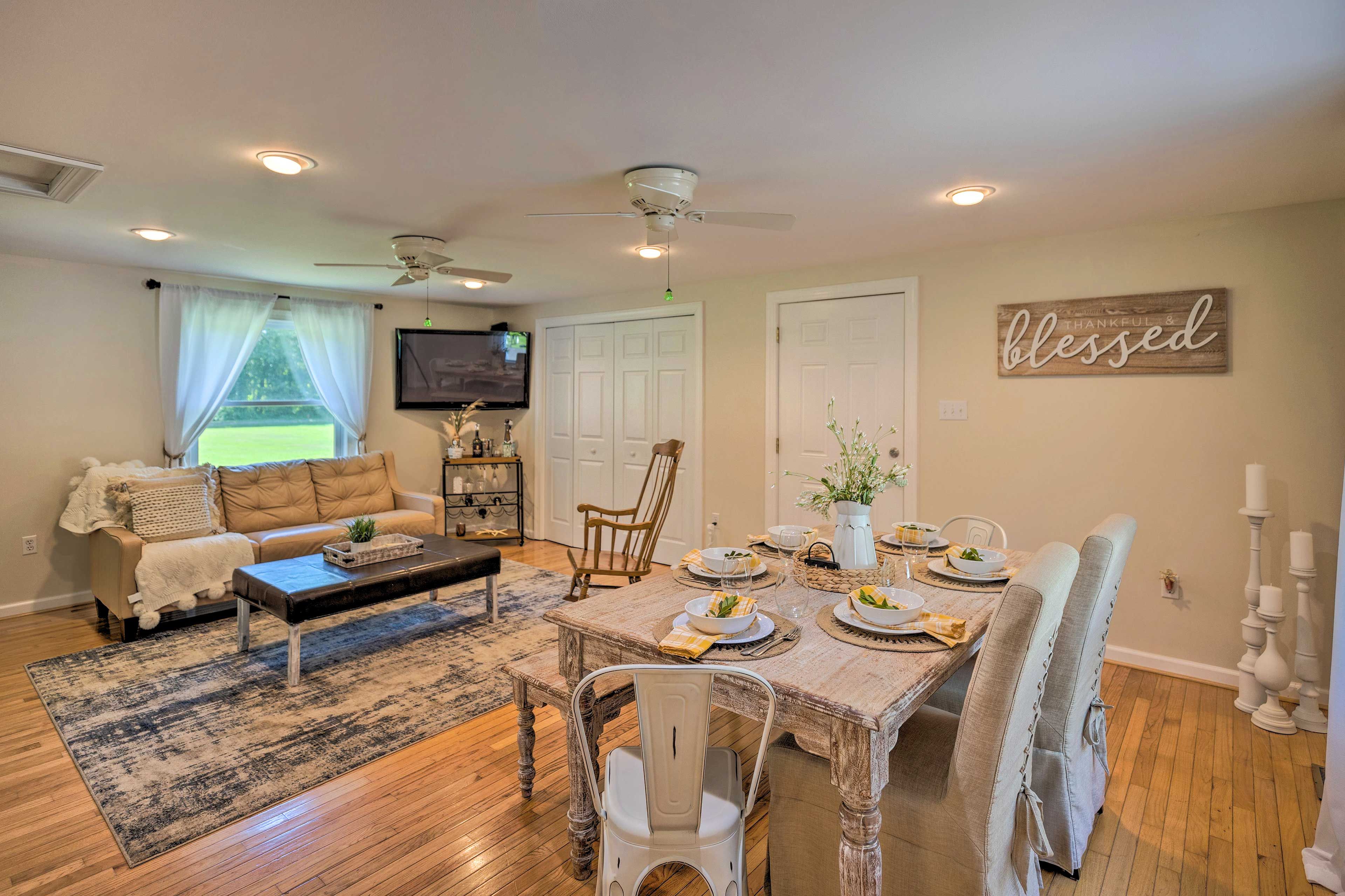Additional Living Area | Flat-Screen TV w/ Cable