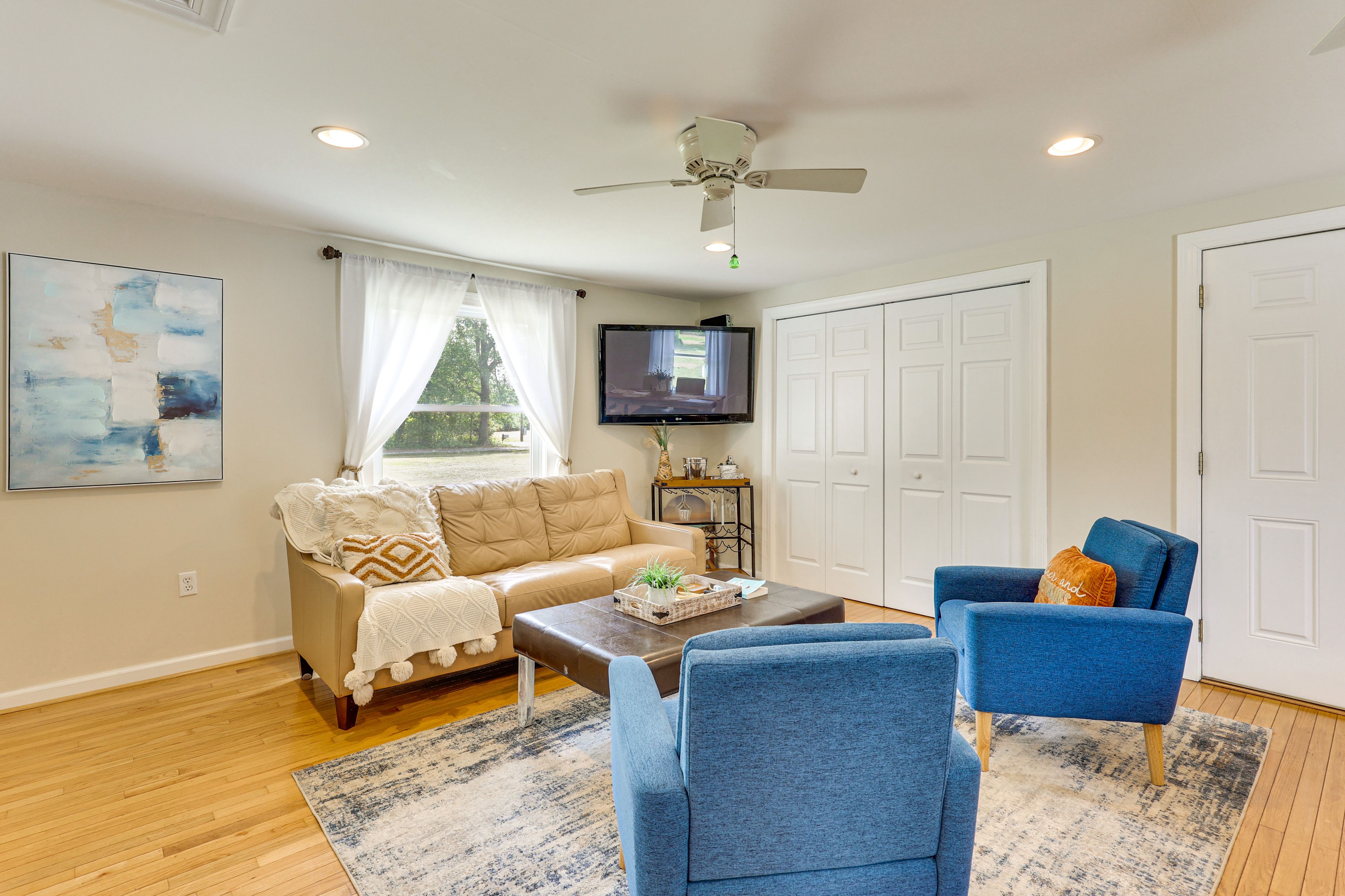 Additional Living Area | Flat-Screen TV w/ Cable