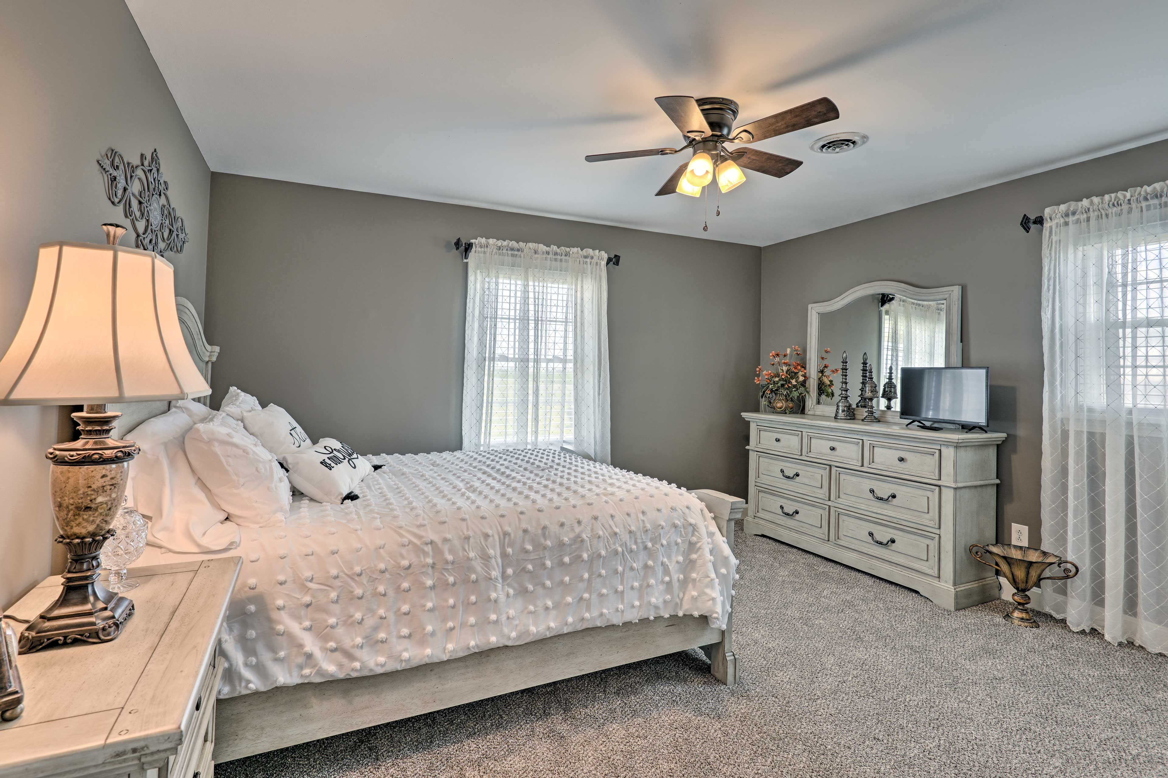 Bedroom 1 | Queen Bed