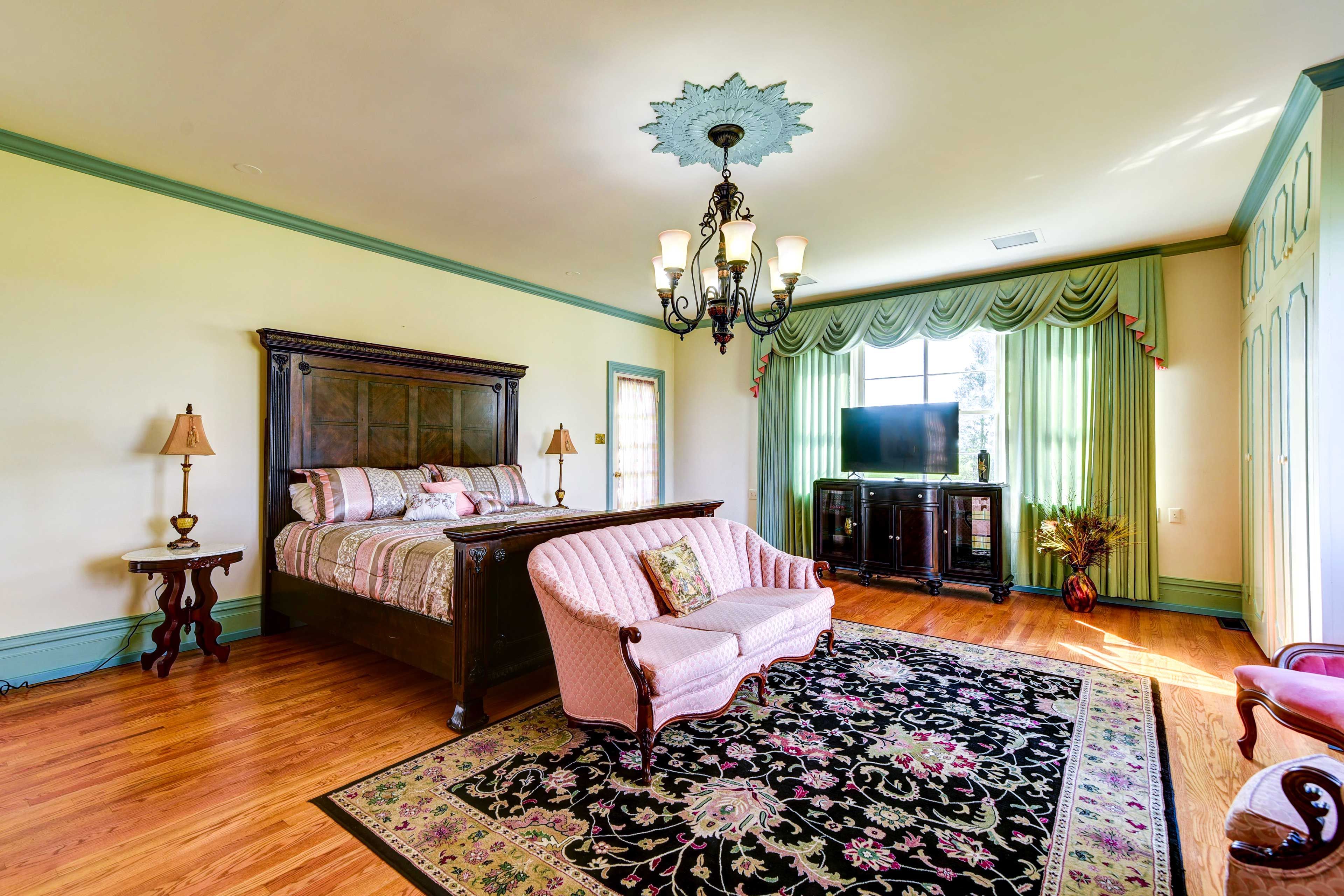 Bedroom 1 | King Bed | 1st Floor