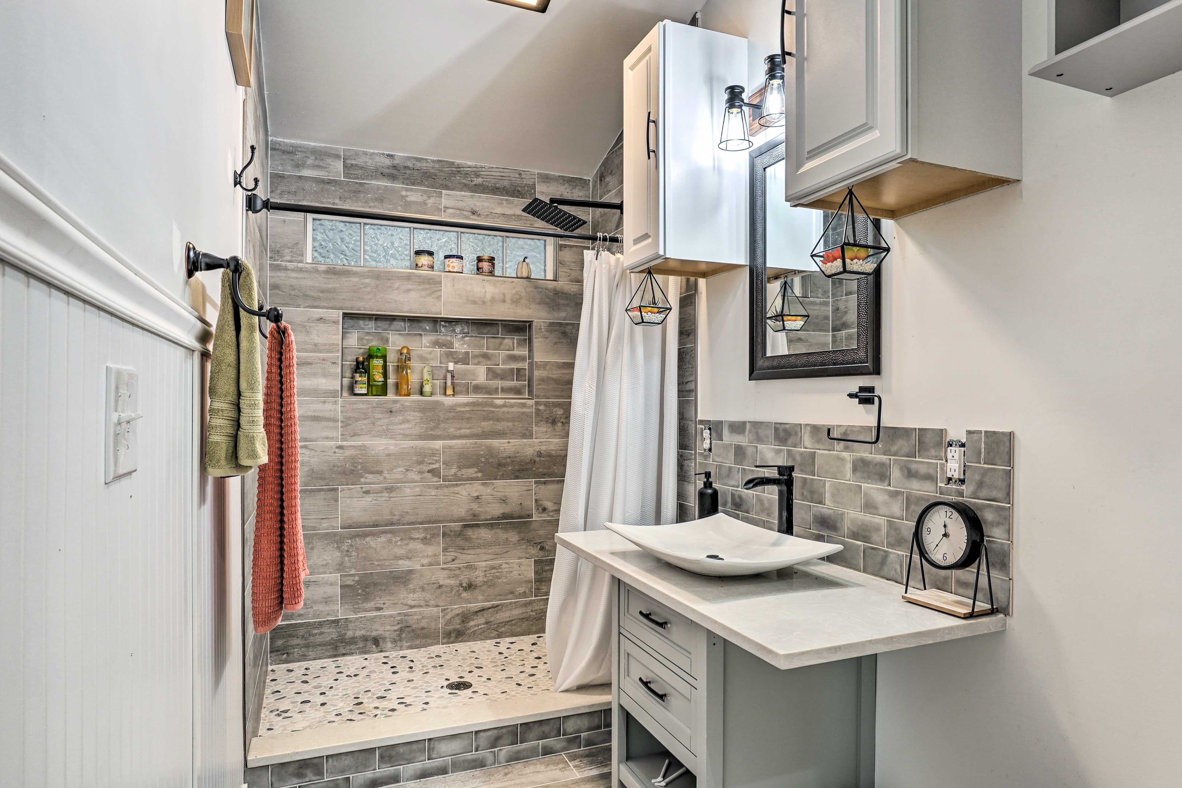 Full Bathroom | Complimentary Toiletries | Towels Provided