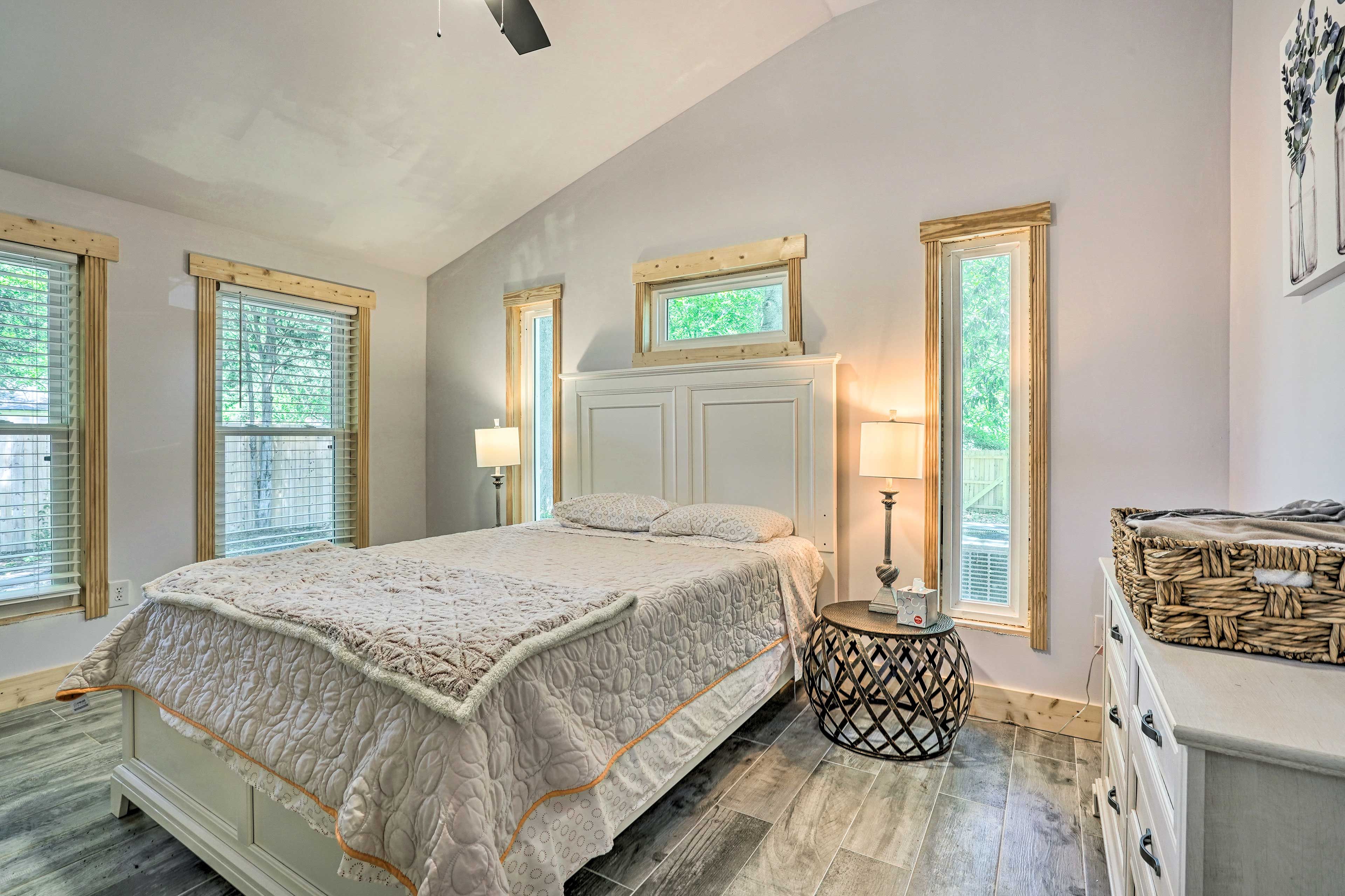 Bedroom 1 | Queen Bed