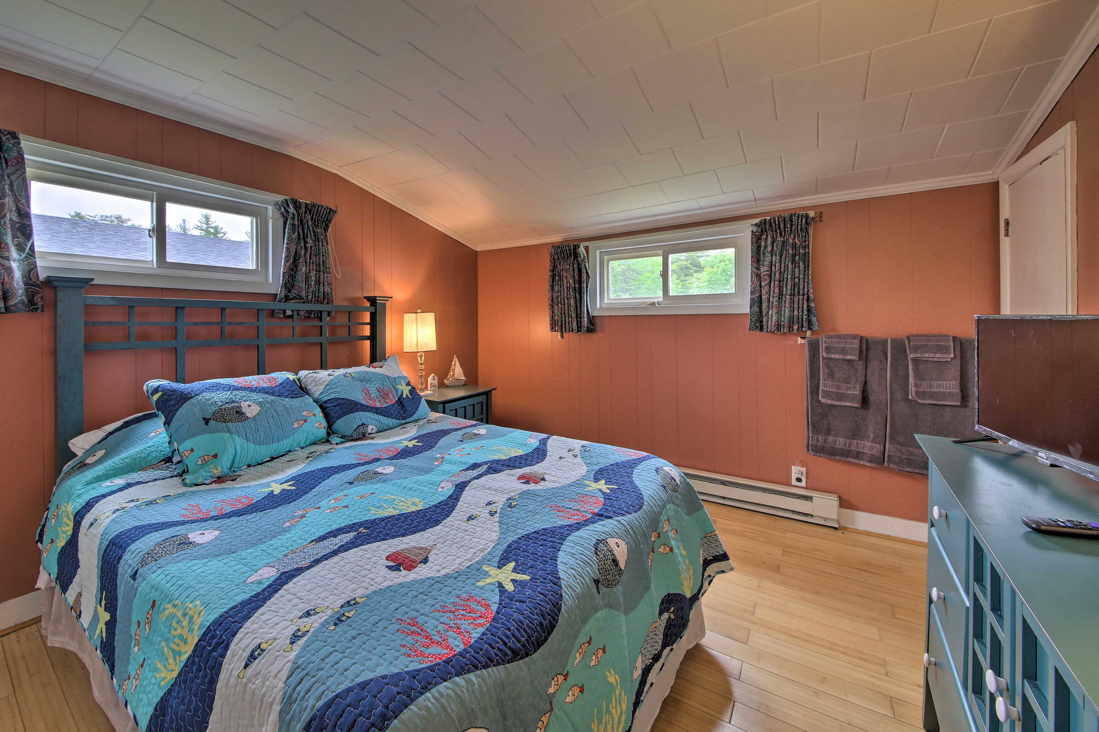 Bedroom 1 | Queen Bed