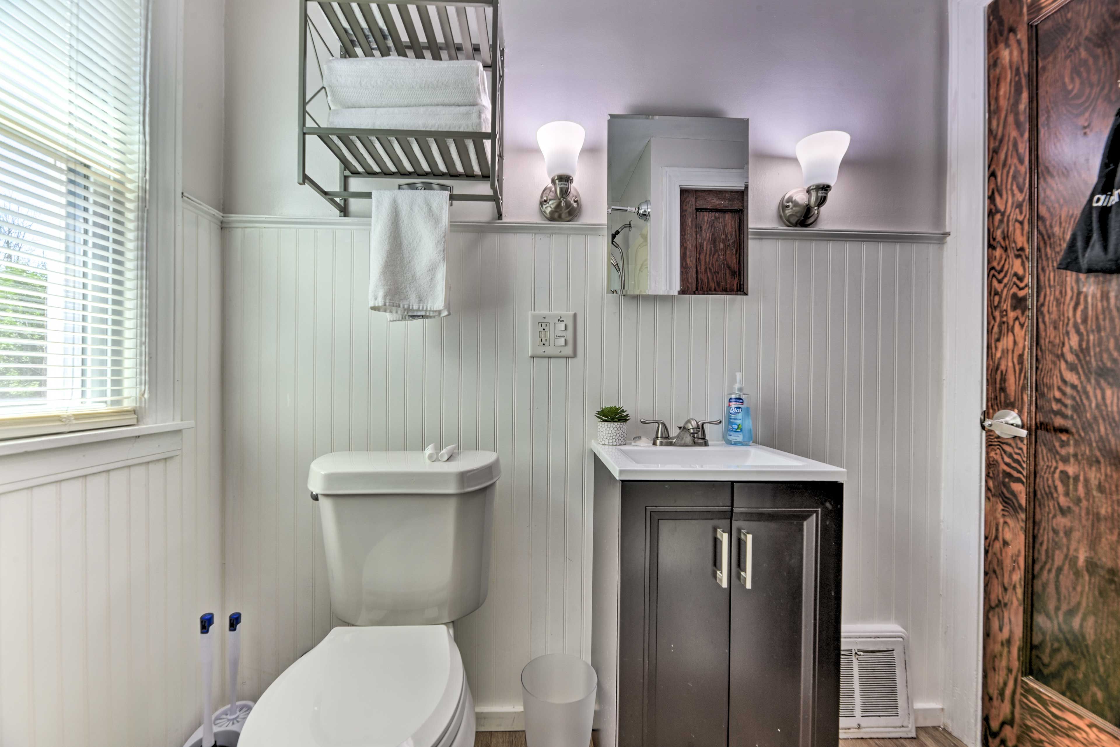 Full Bathroom | 1st Floor | Towels Provided | Complimentary Toiletries