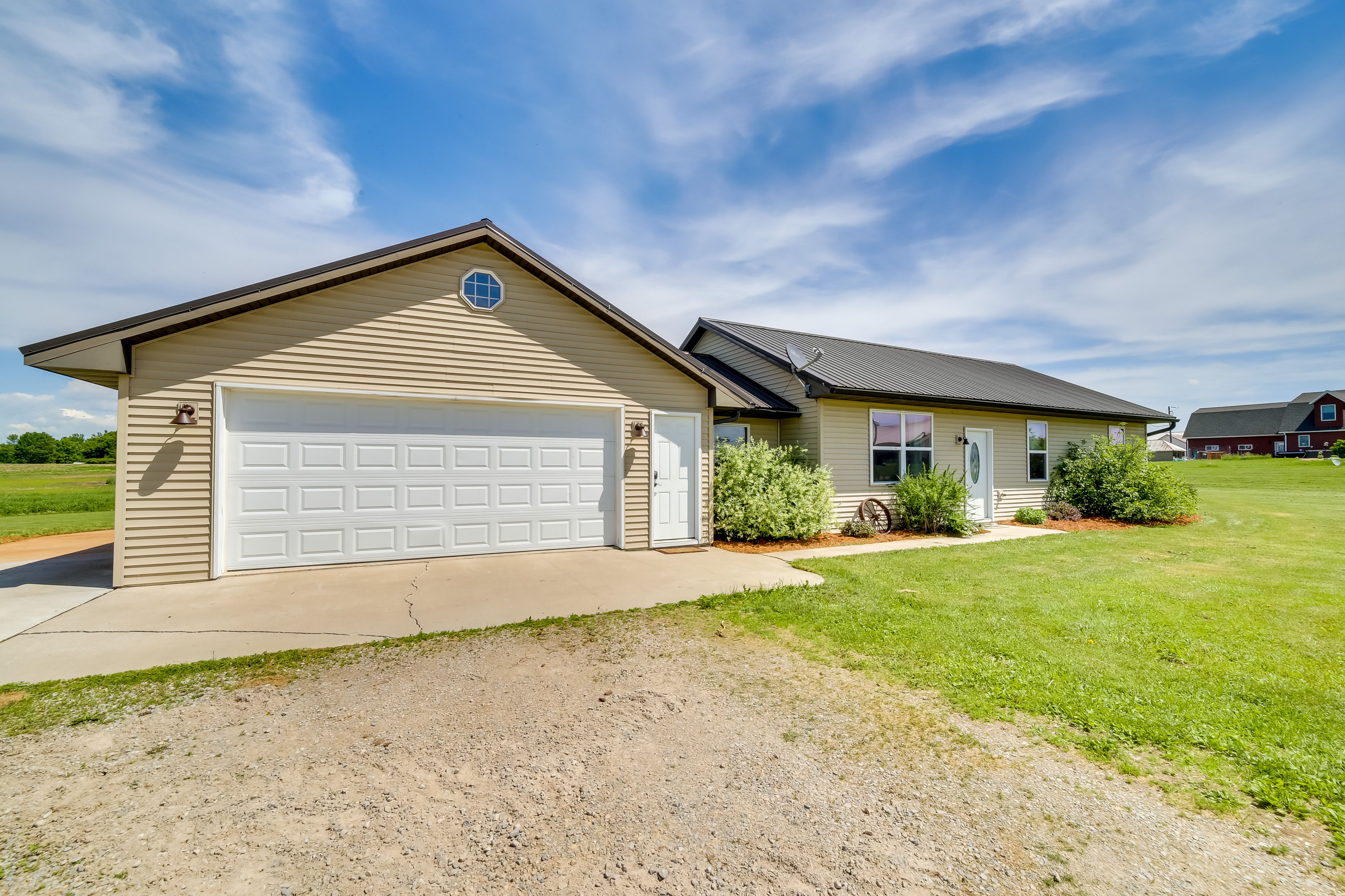 Parking | Garage (2 Vehicles) | Driveway (5 Vehicles) | RV/Trailer Parking