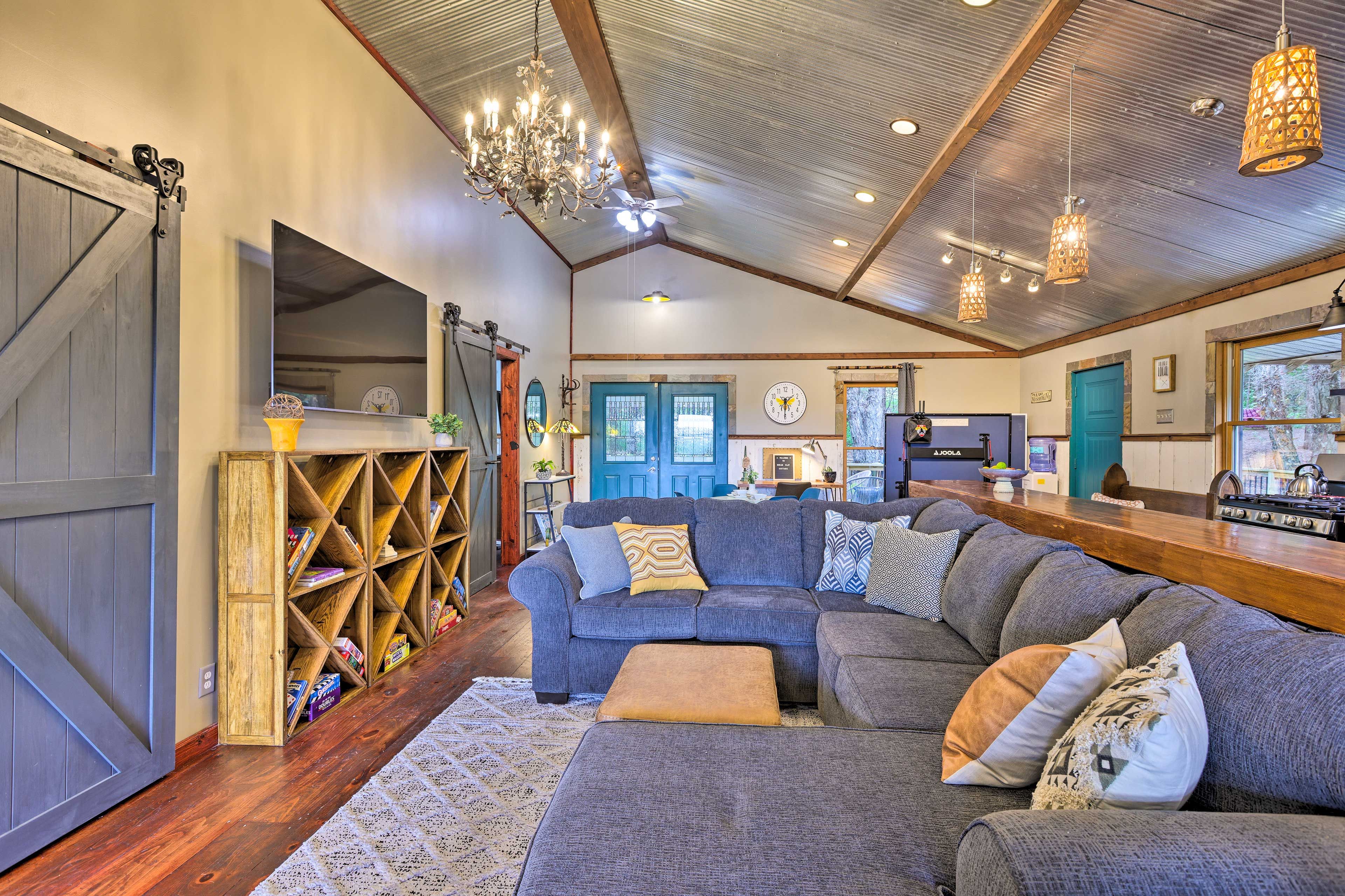 Living Room | Central Heat & A/C | Free WiFi | Smart TV