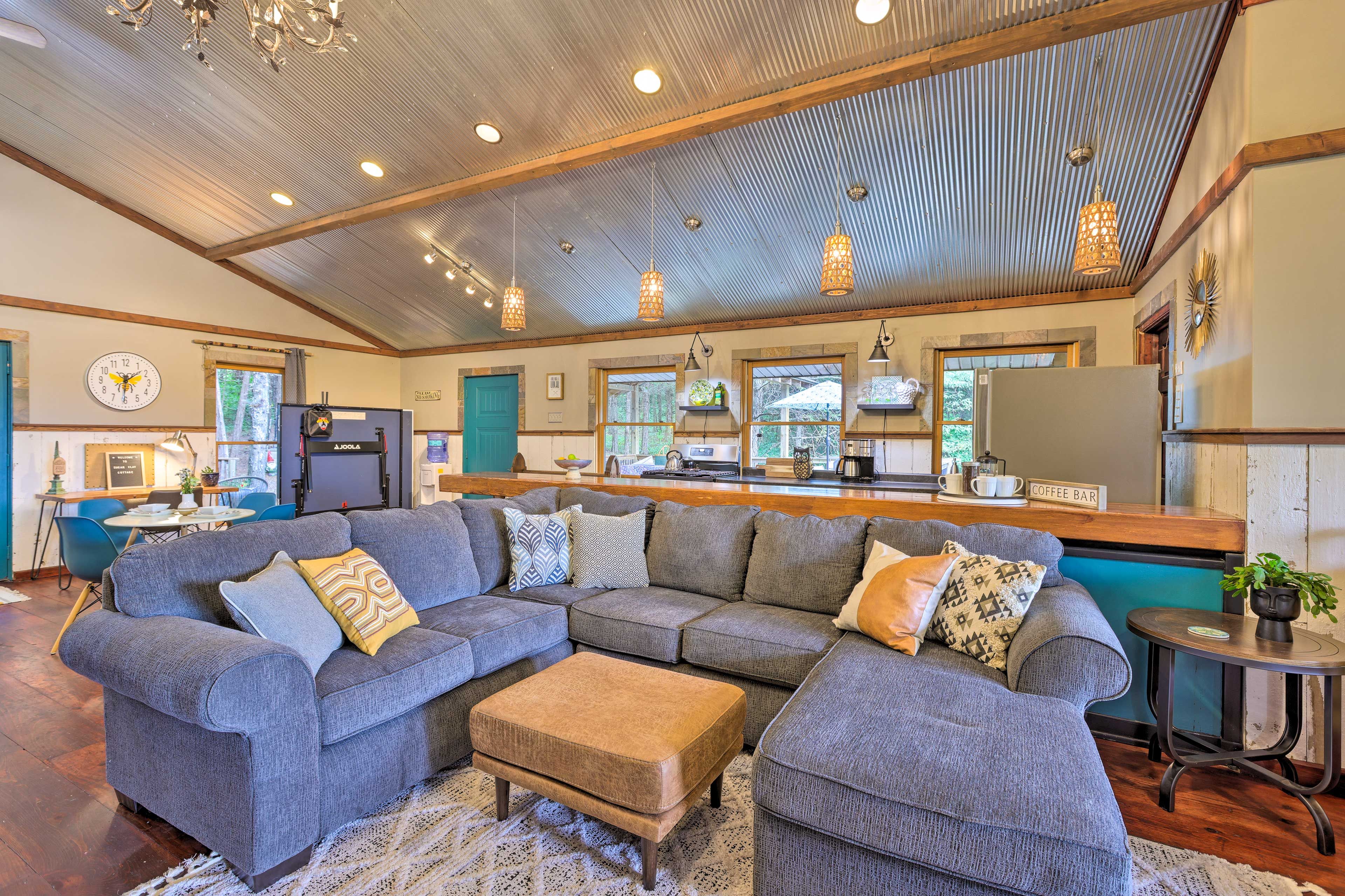 Thurman Vacation Rental | 2BR | 1BA | 1,200 Sq Ft | Stairs Required