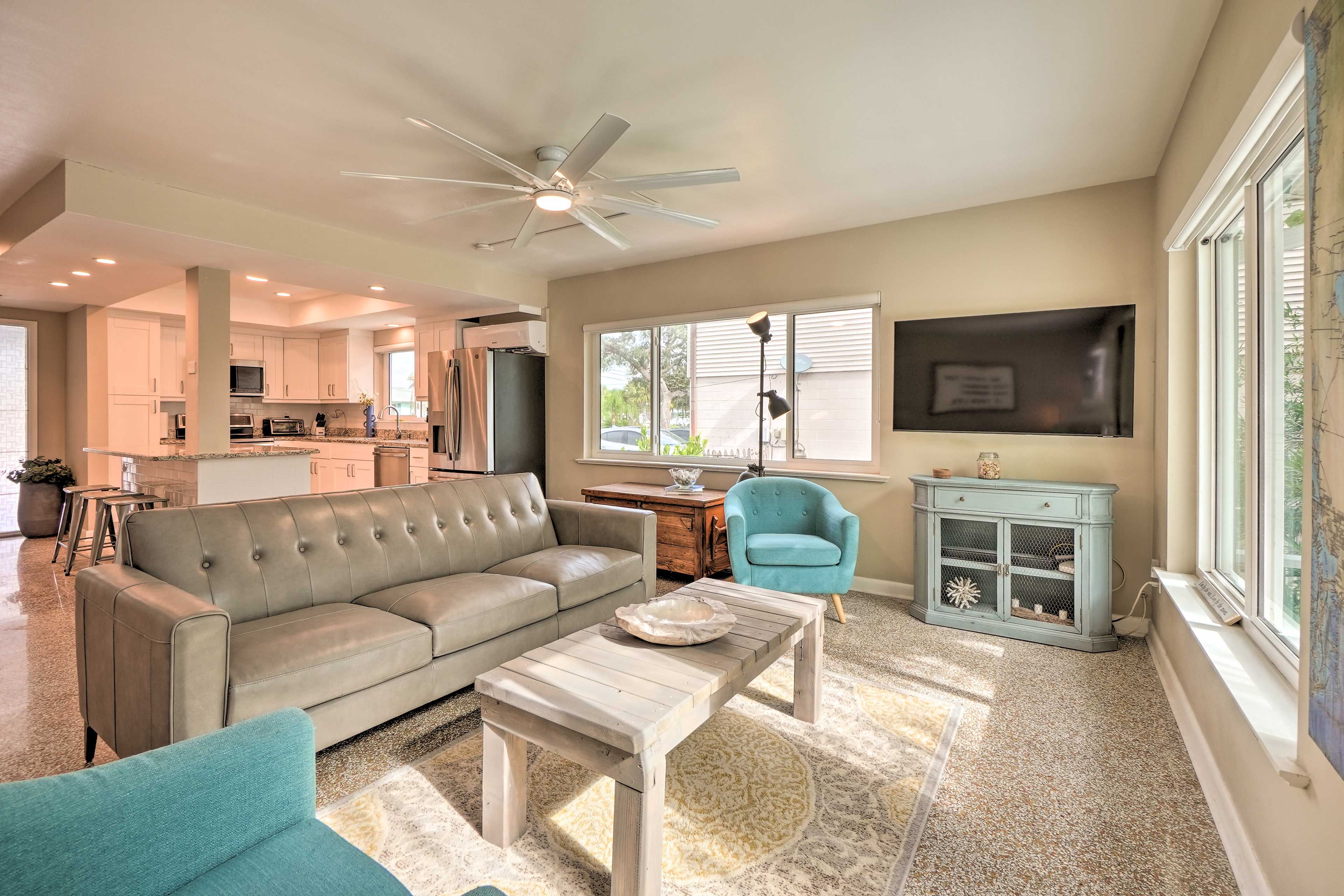 Living Room | Smart TV w/ Apple TV