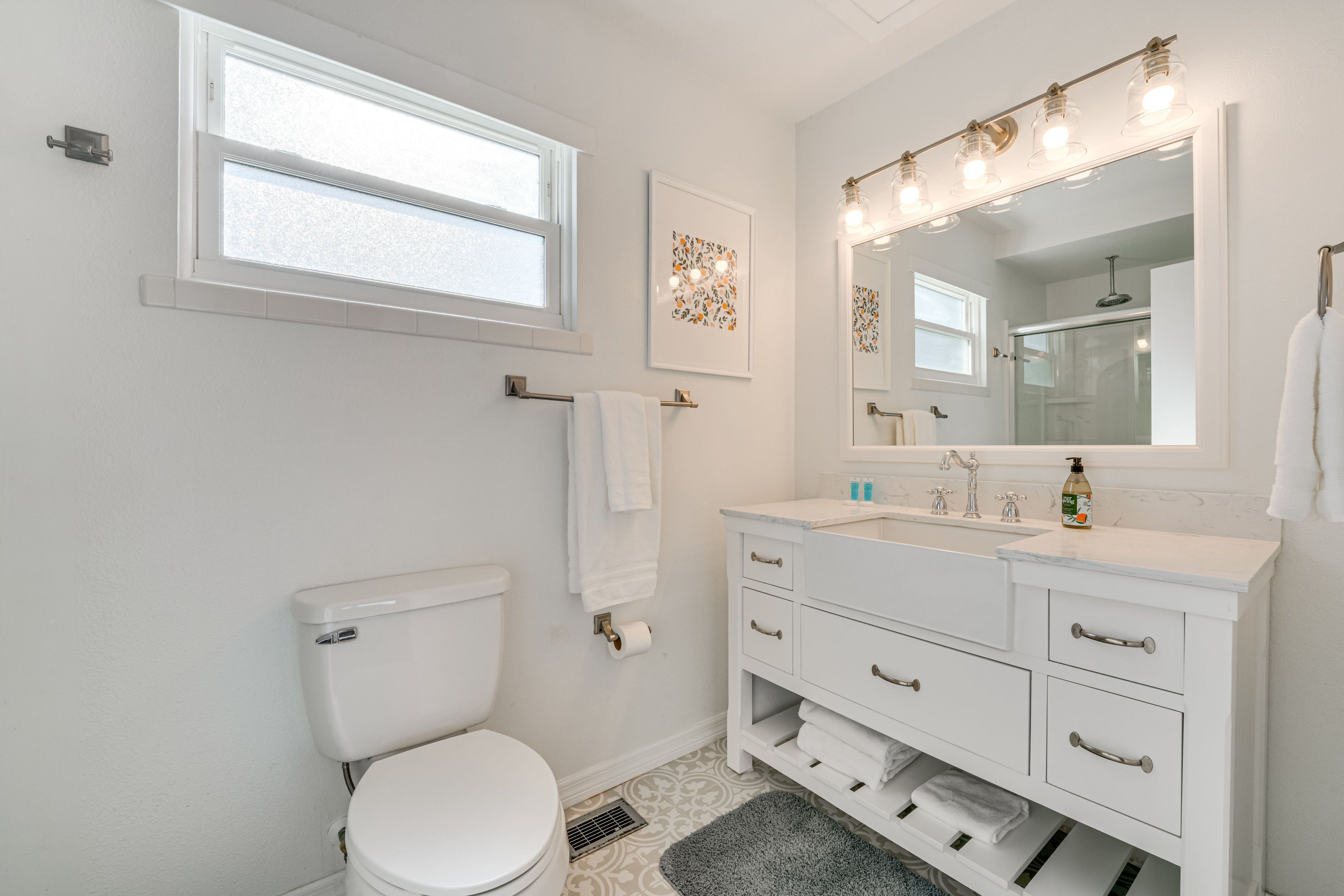 Full Bathroom | Towels Provided | Complimentary Toiletries