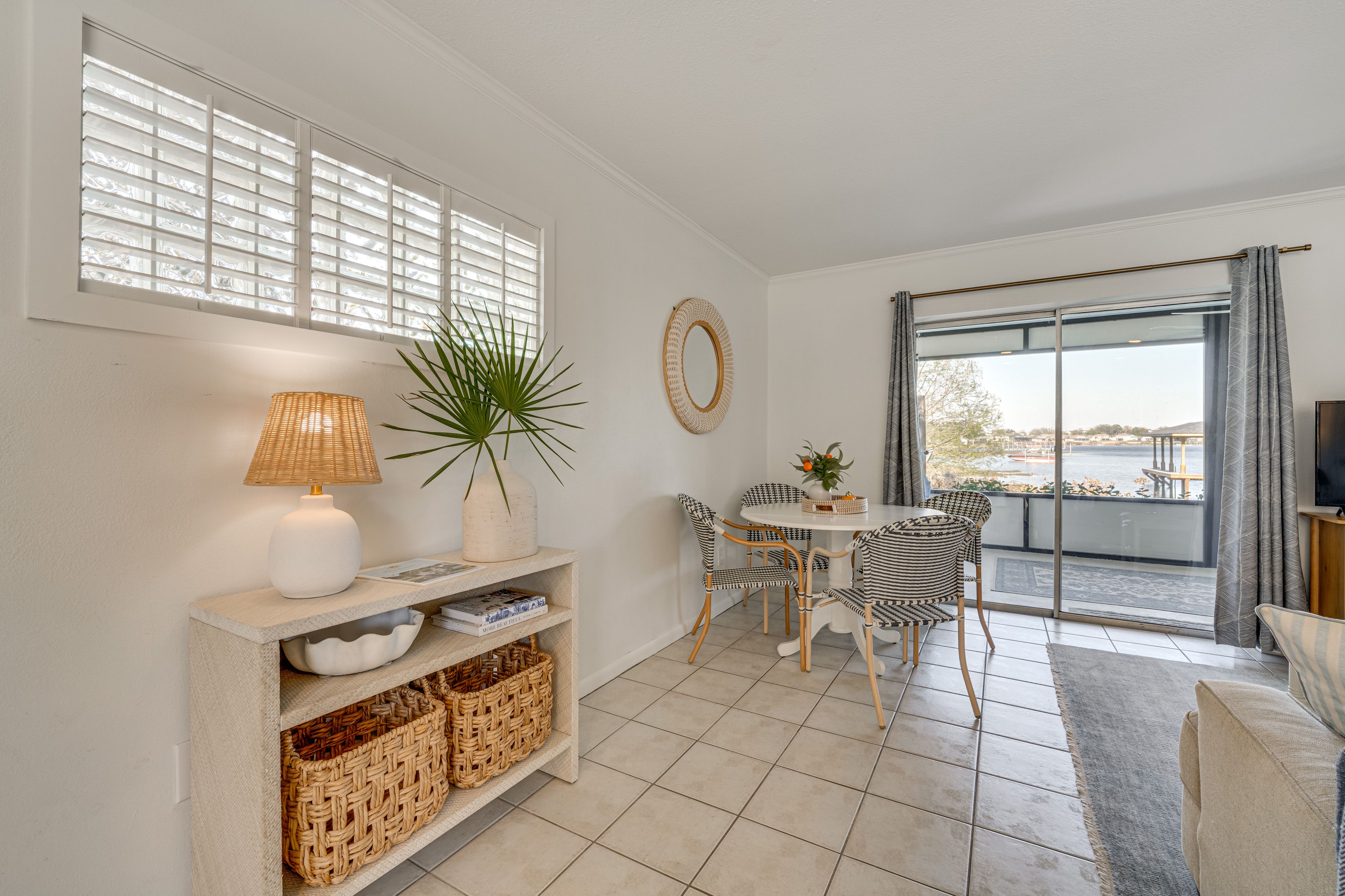 Dining Area | Dishware & Flatware Provided