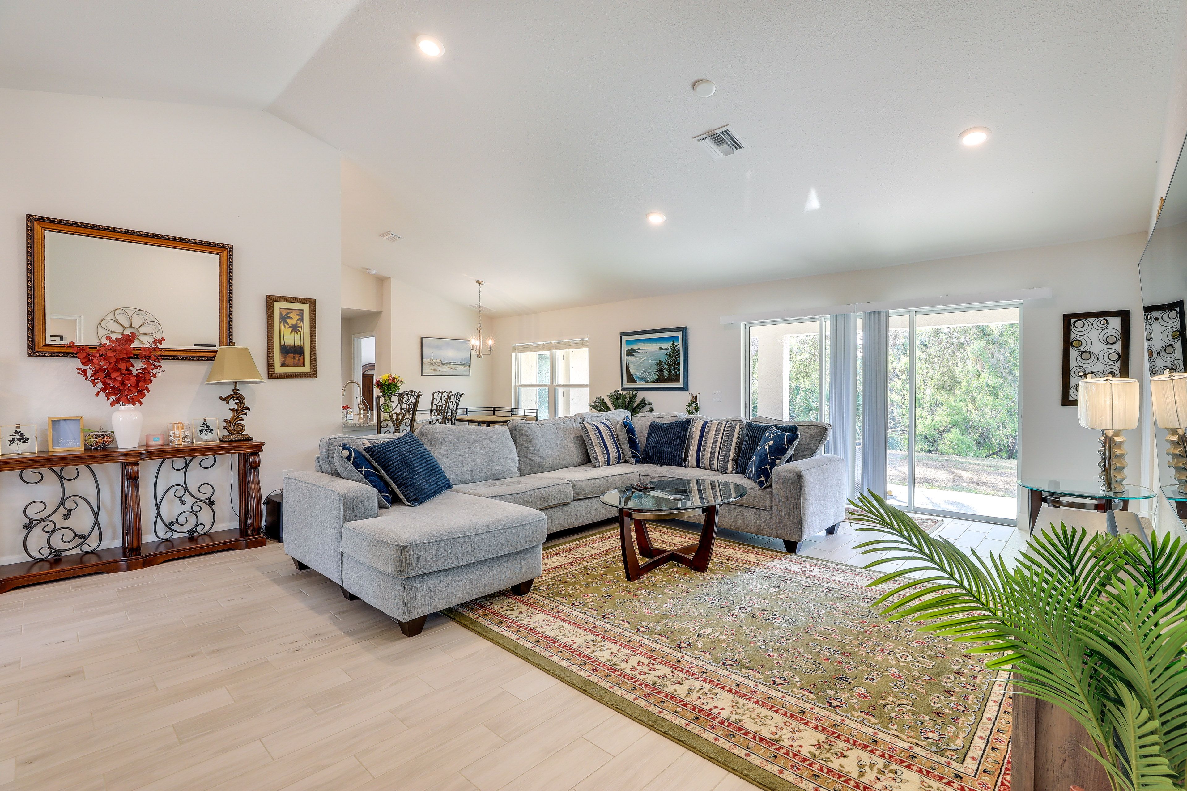 Living Room | Free WiFi | Central A/C | Smart TV