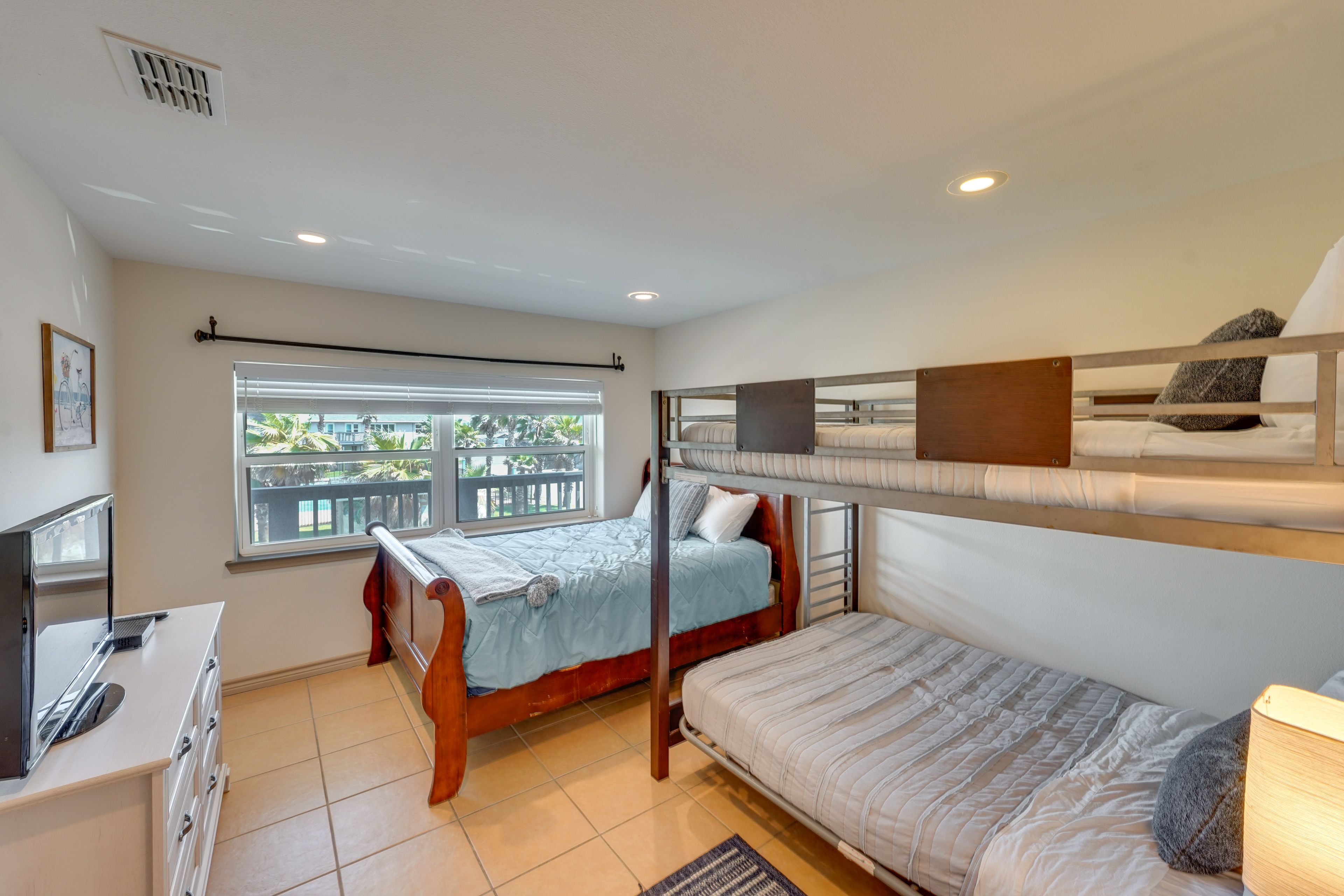 Bedroom 2 | Queen Bed | Full Bunk Bed