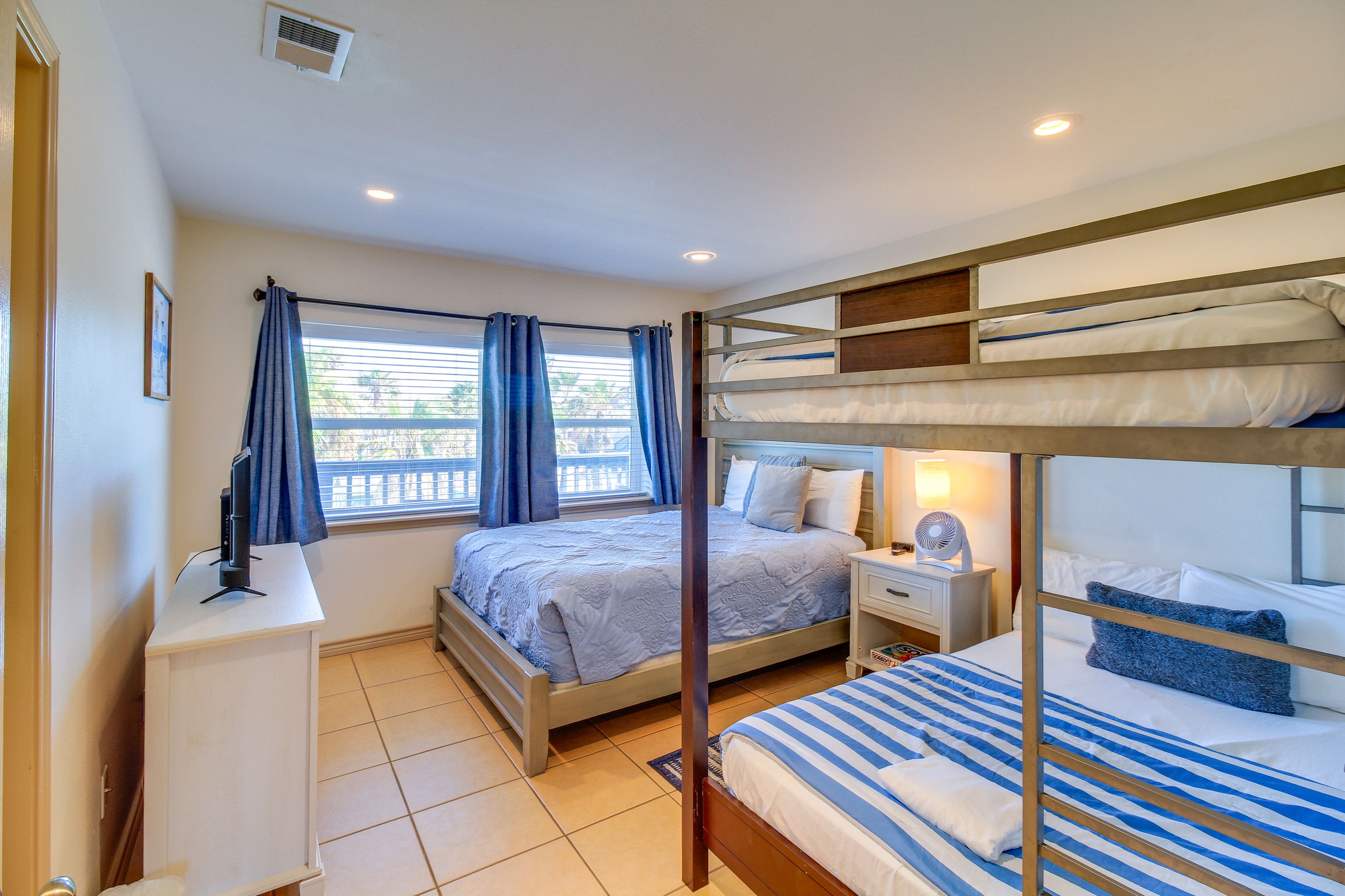 Bedroom 2 | Queen Bed | Full Bunk Bed