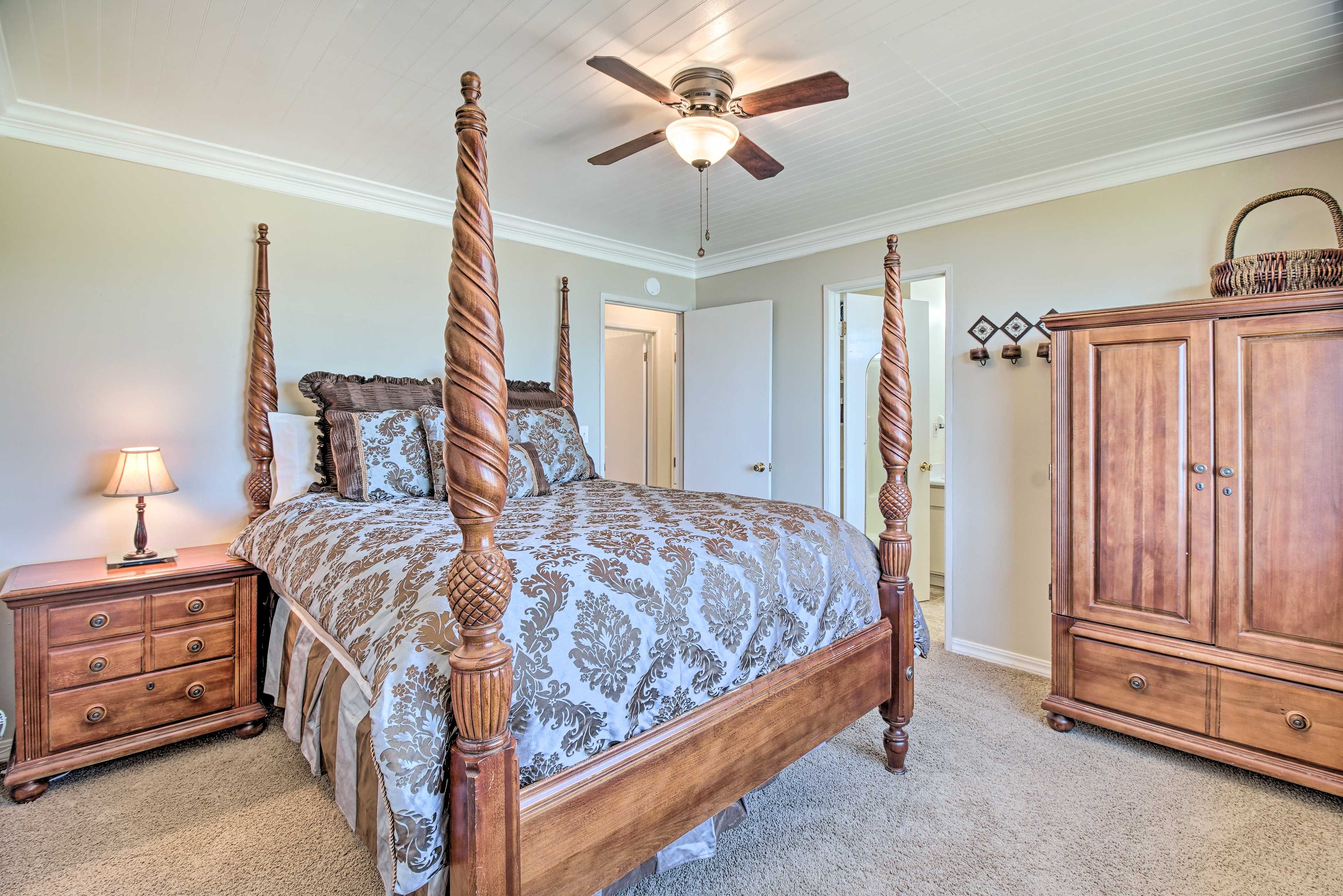 Bedroom 1 | Queen Bed | Main Floor
