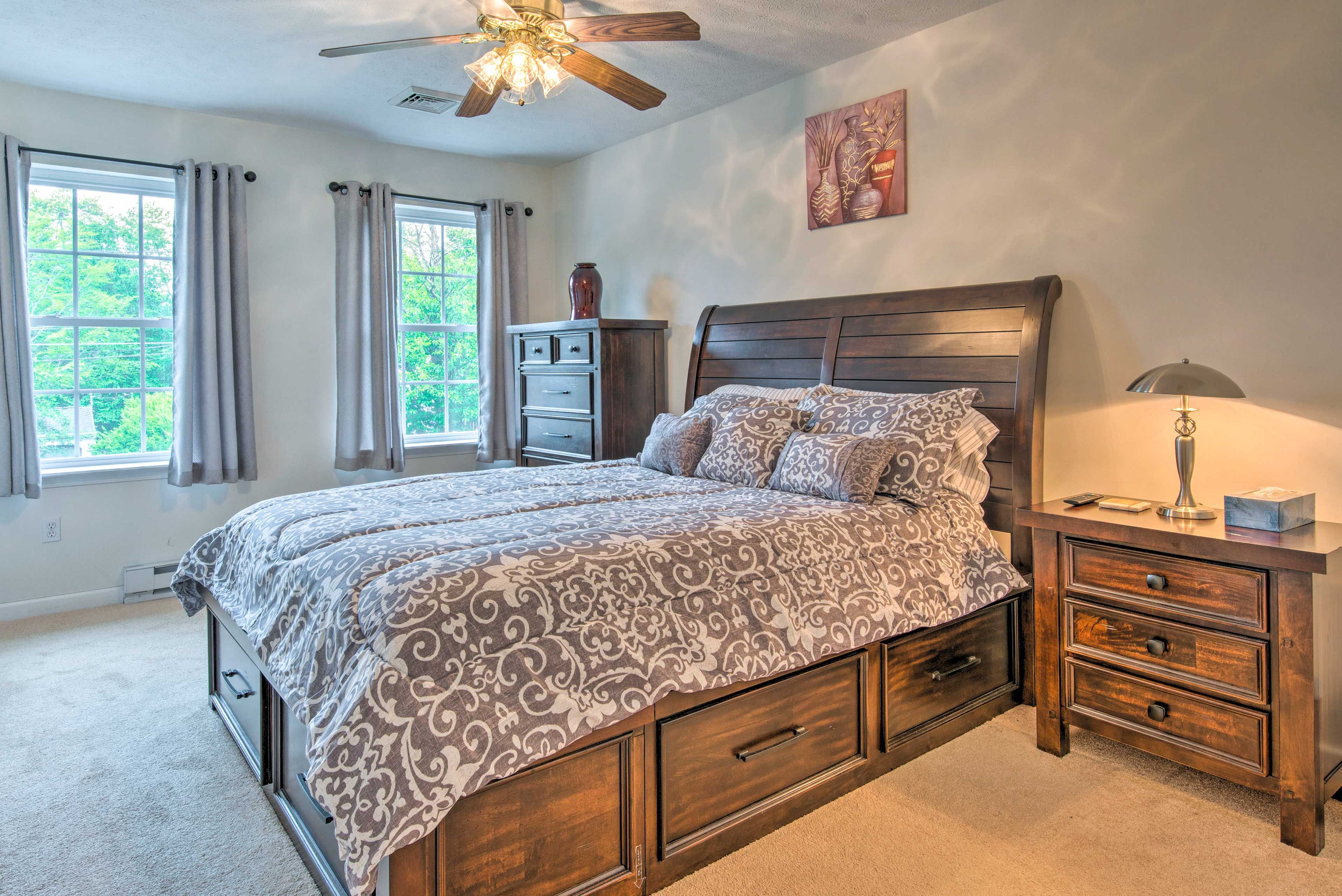 Bedroom 1 | Queen Bed | Twin Daybed | 2nd Floor