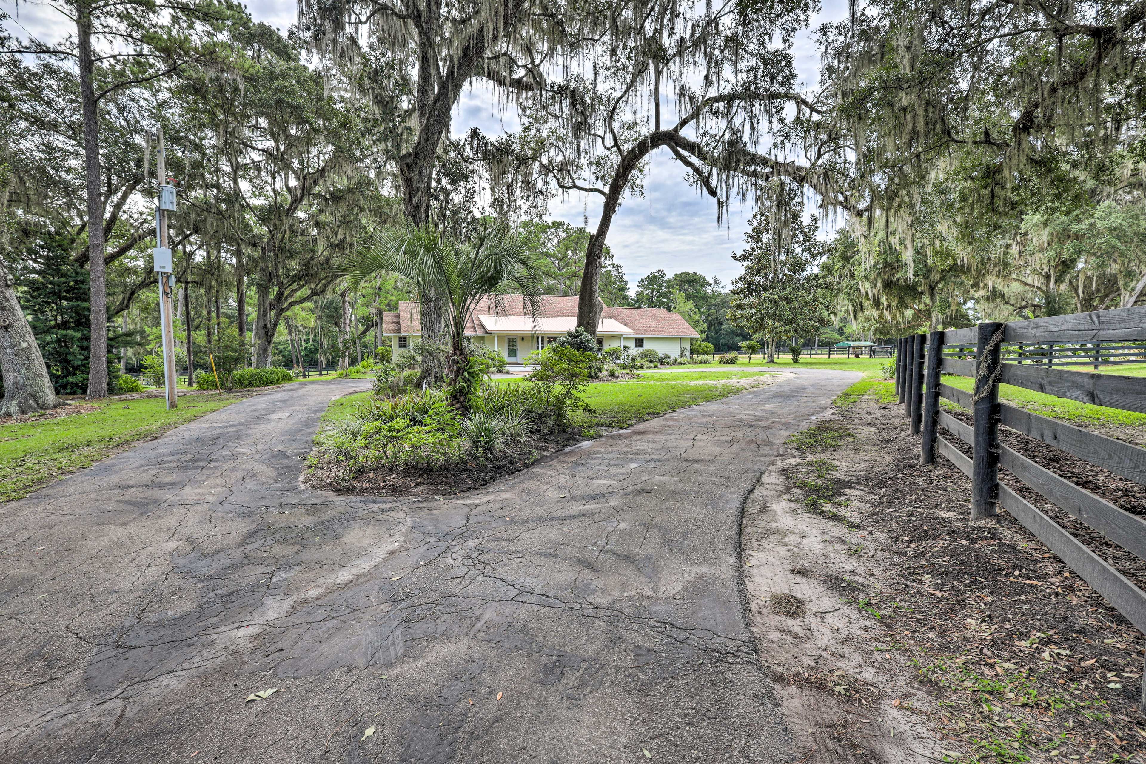 Parking | Driveway (6 Vehicles) | RVs/Trailers Welcome