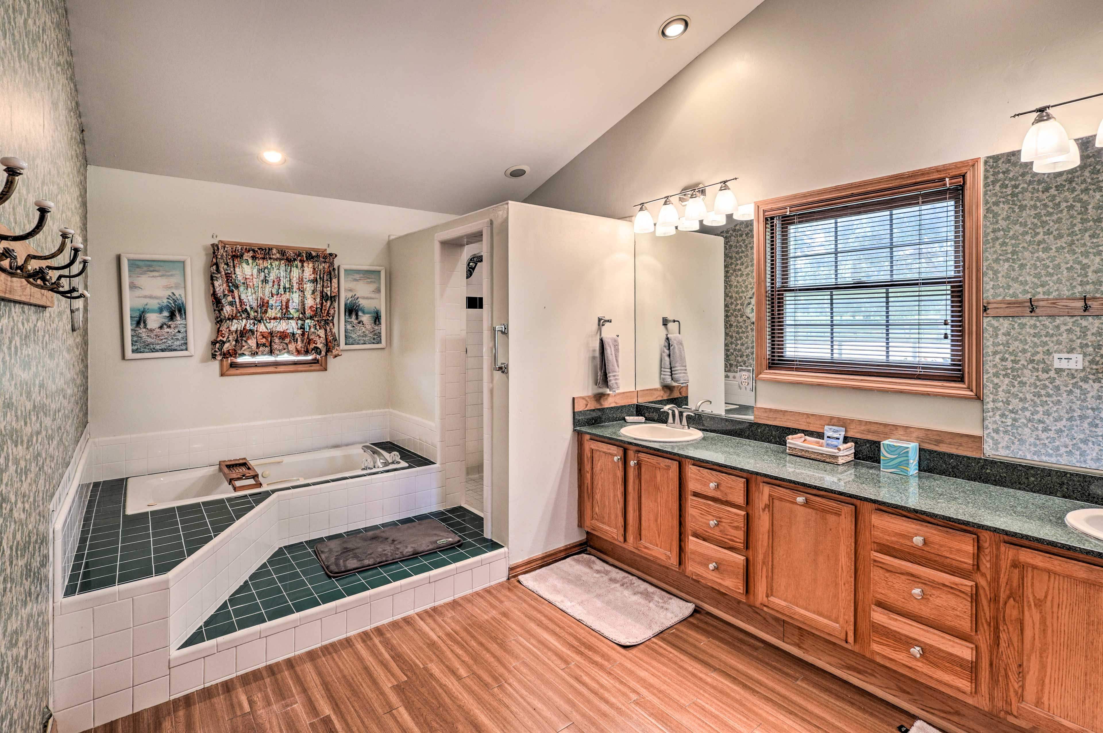 En-Suite Bathroom | Towels Provided | Soaking Tub