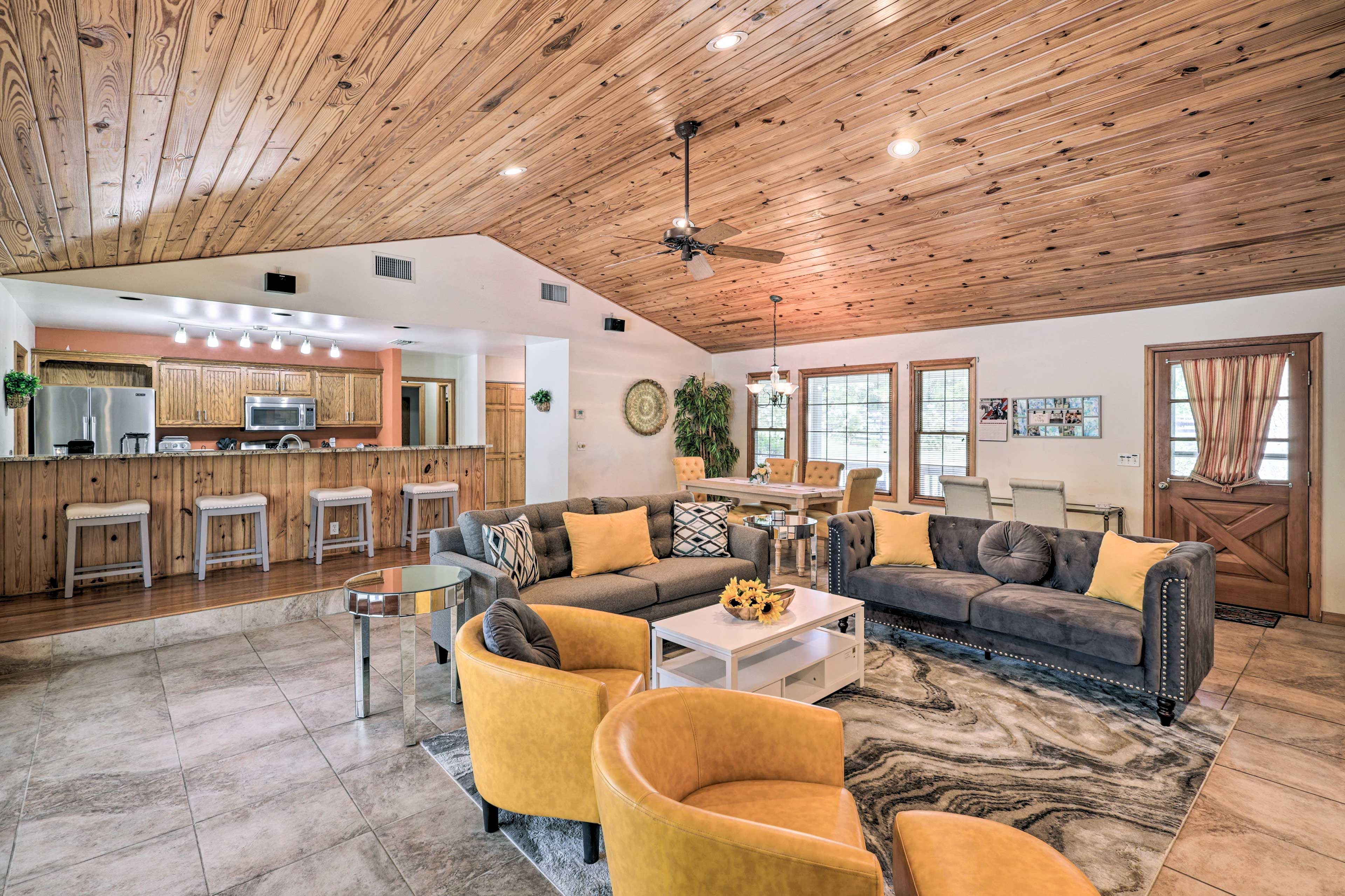 Living Room | Free WiFi | Central A/C | Smart TV | Queen Sleeper Sofa