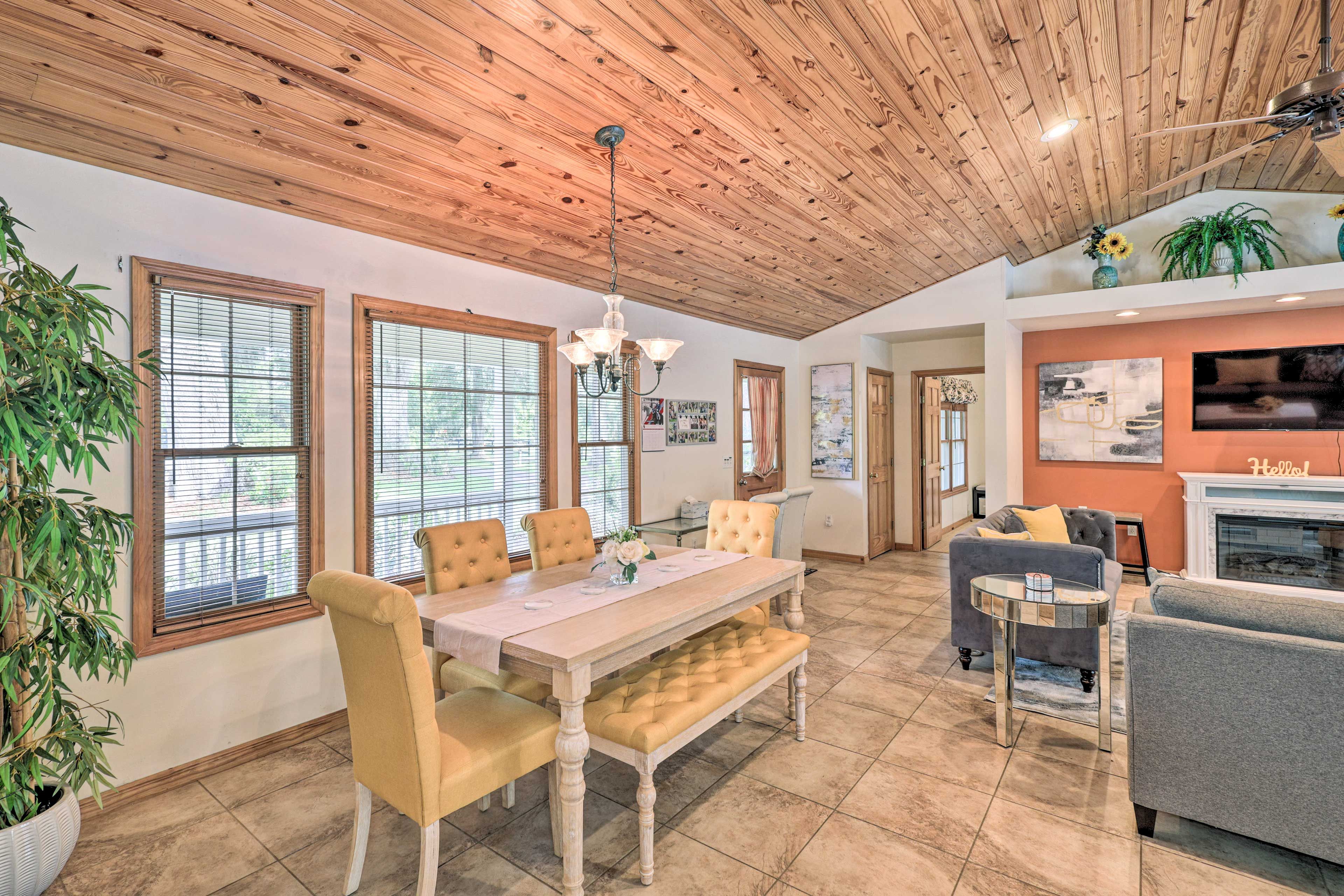 Dining Room | Dishware/Flatware Provided