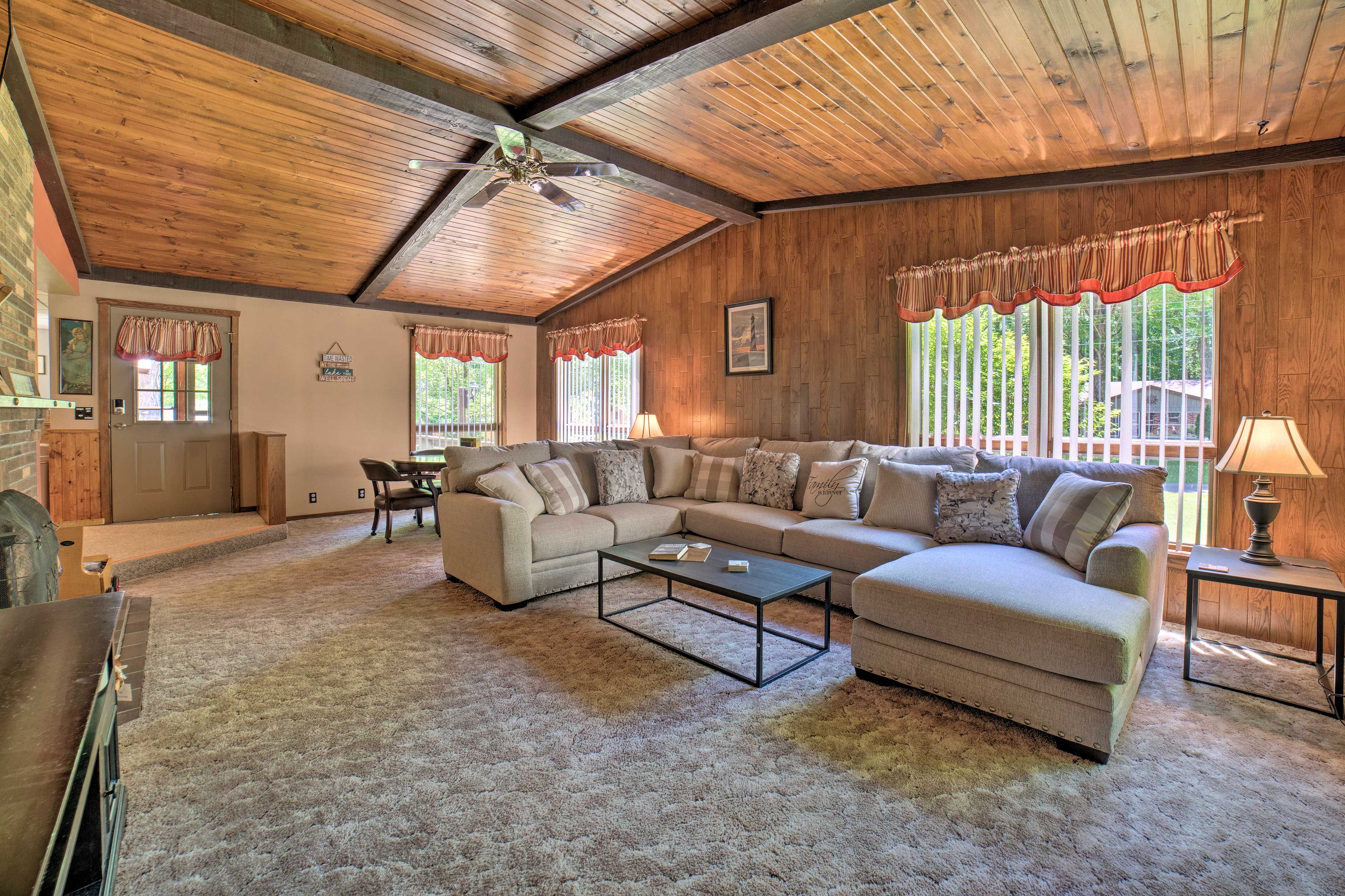 Living Room | Main Floor | Smart TV | Fireplace (Decorative Only)