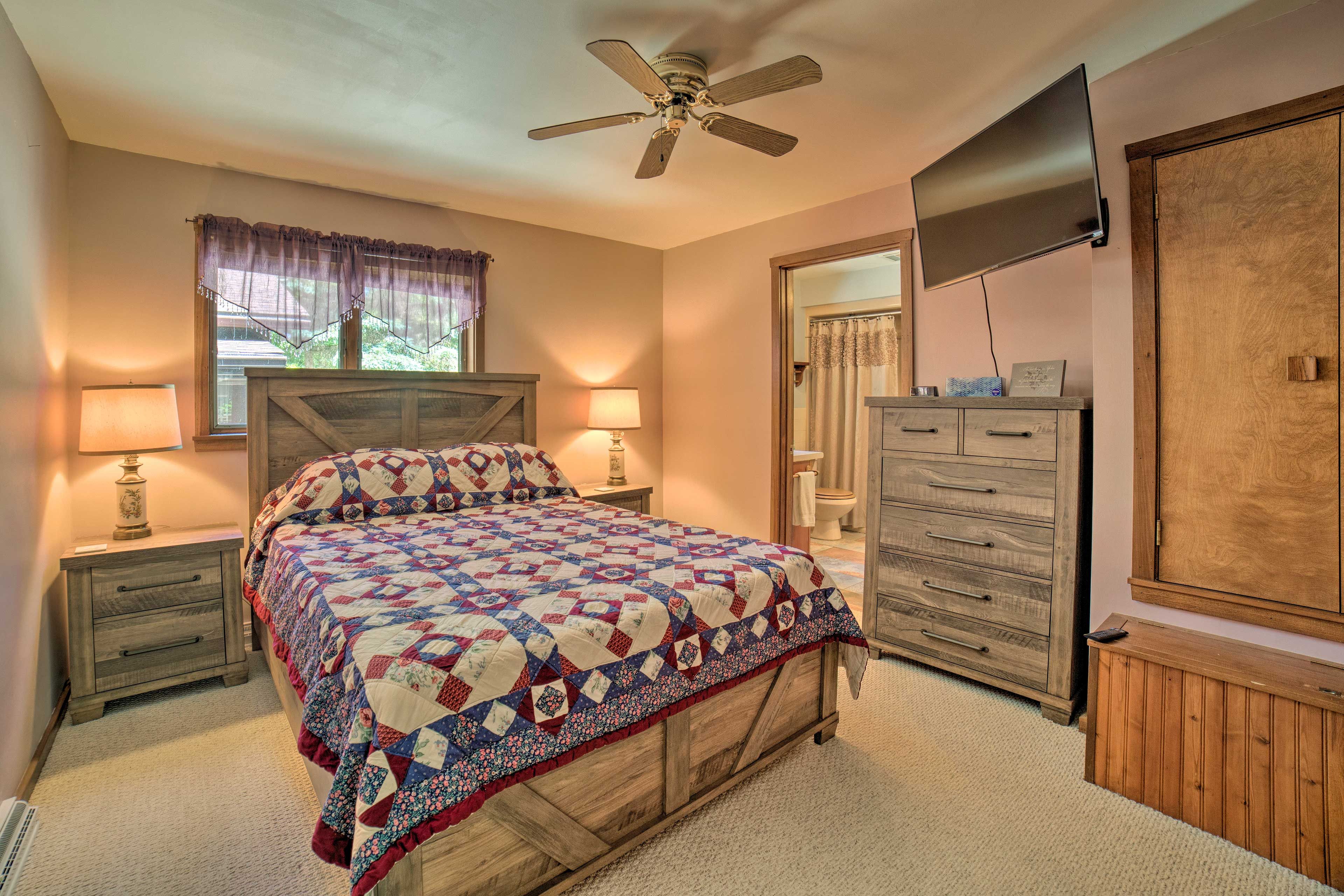 Bedroom 1 | Queen Bed | Main Floor | Smart TV