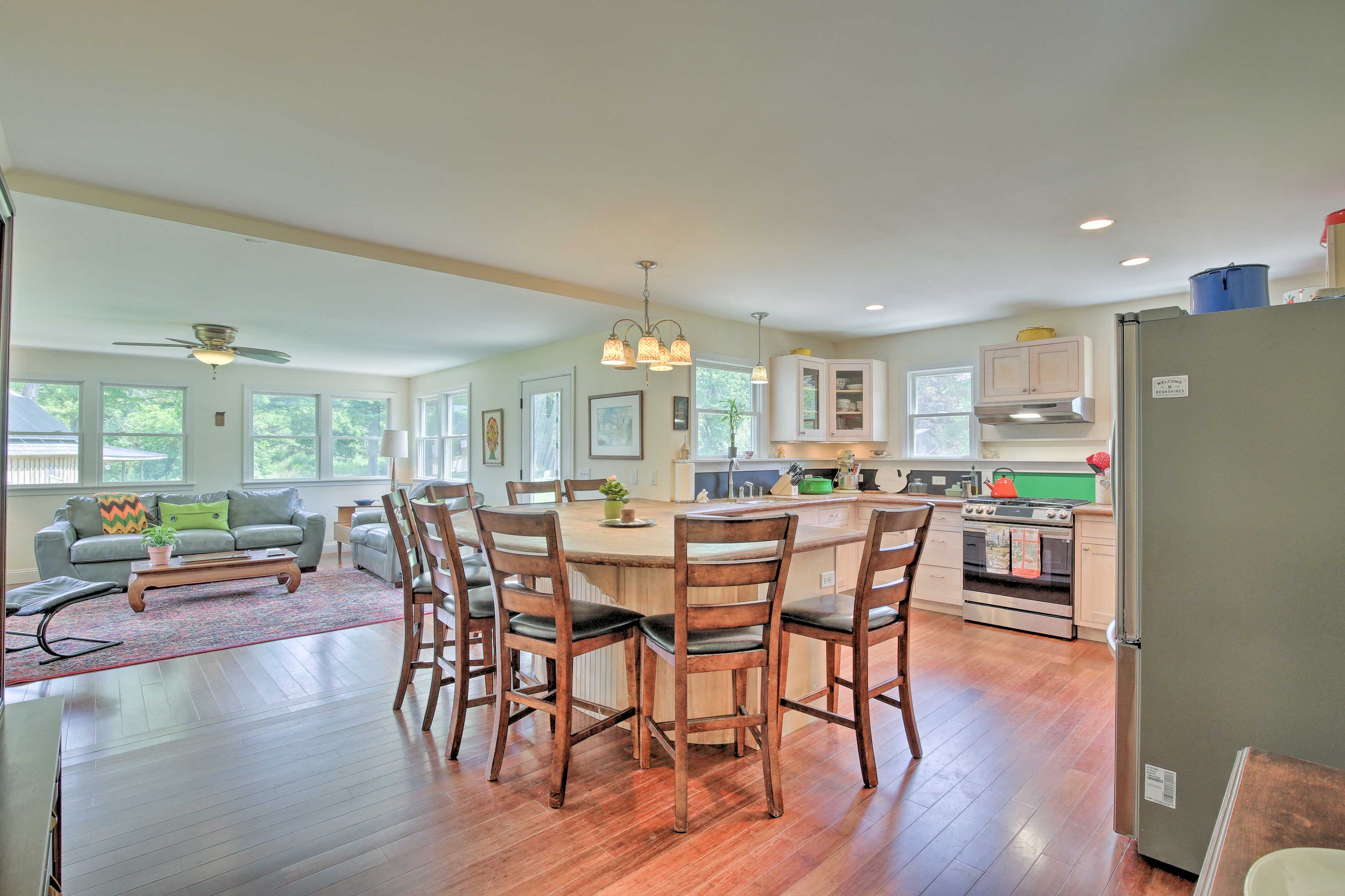 Dining Room | Dishware/Flatware Provided | Main Level