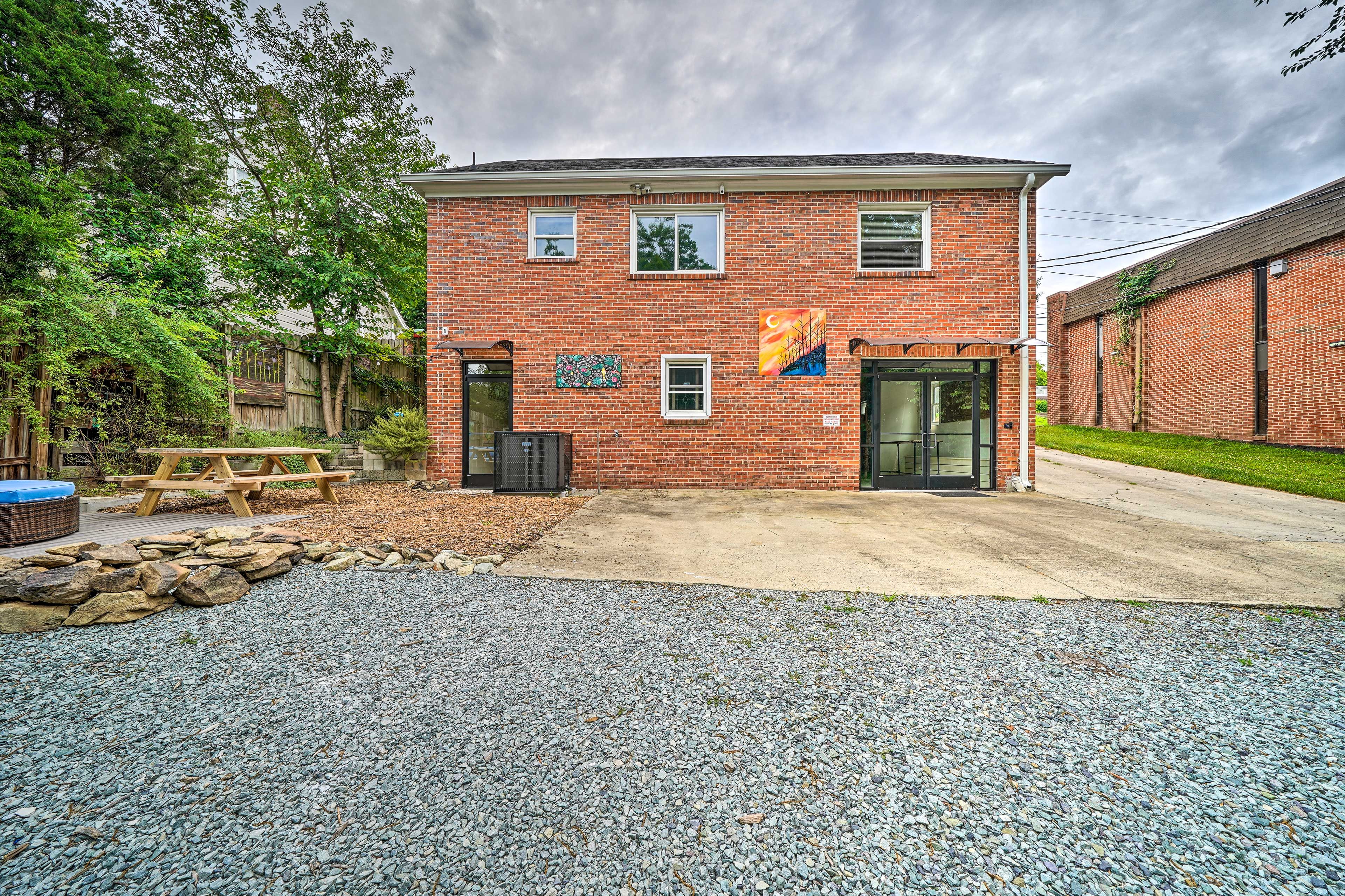 Exterior | Parking | Driveway (10 Vehicles)
