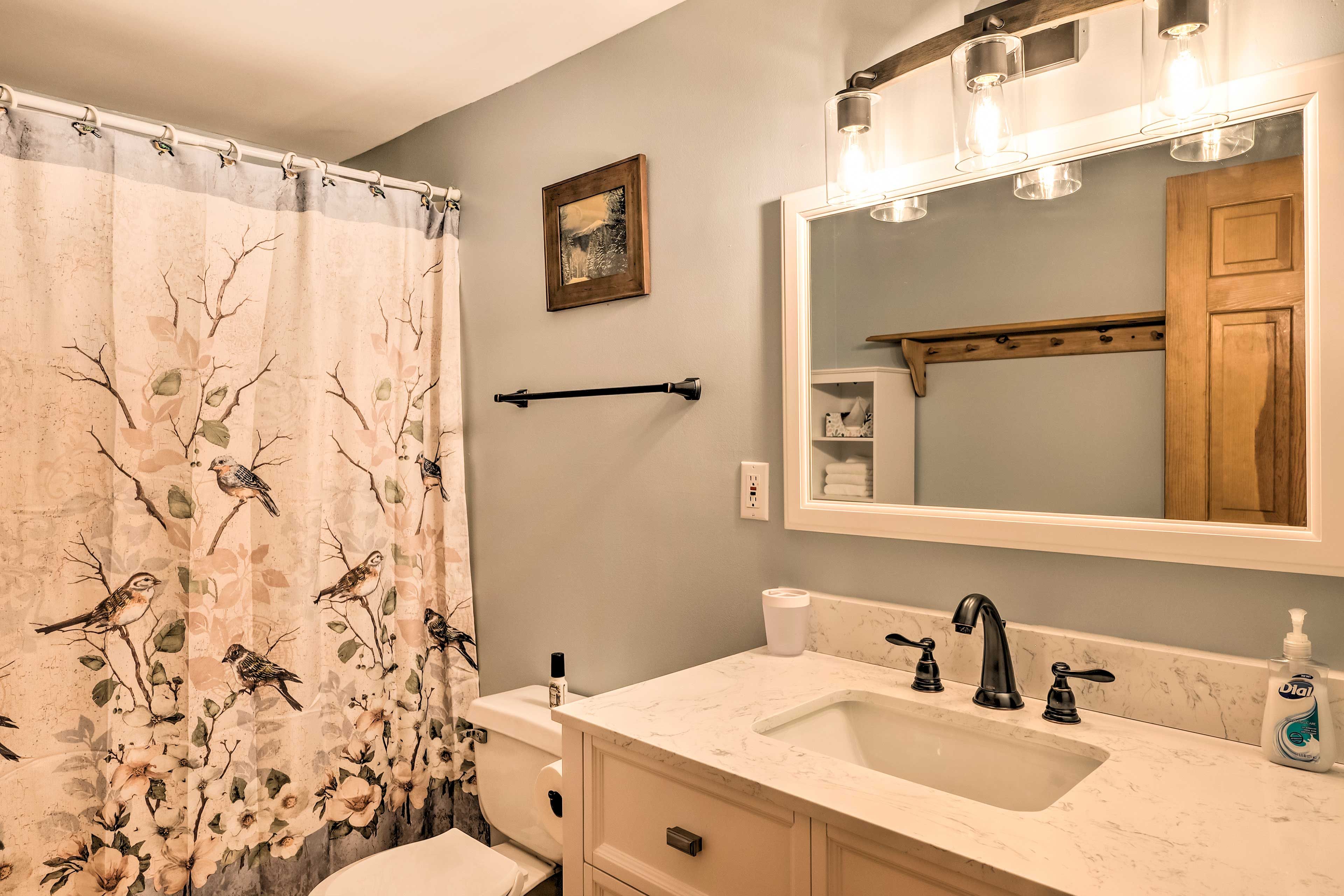 Full Bathroom | Complimentary Toiletries | Towels Provided