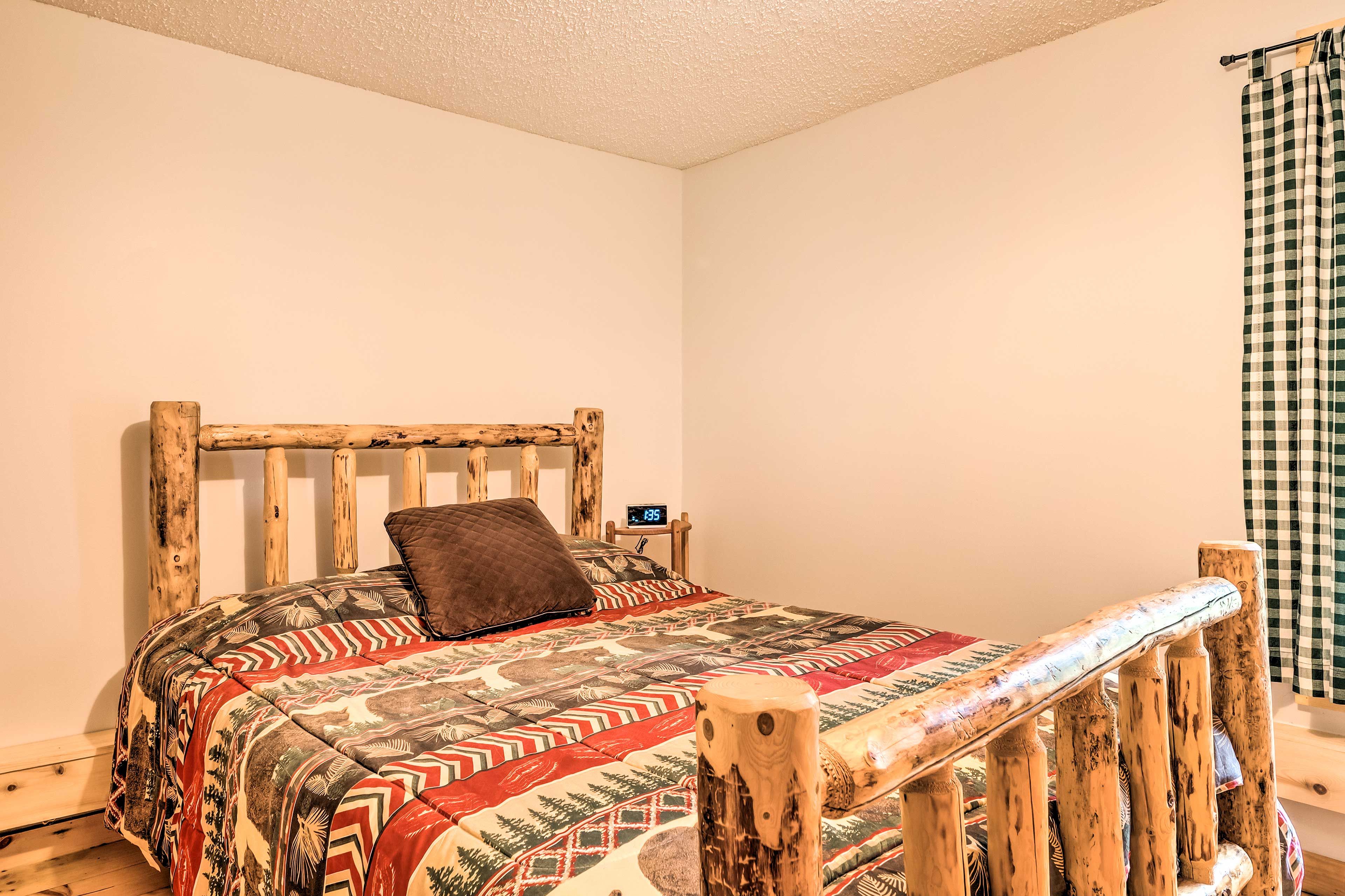 Bedroom 1 | Queen Bed | 1st Floor | Linens Provided