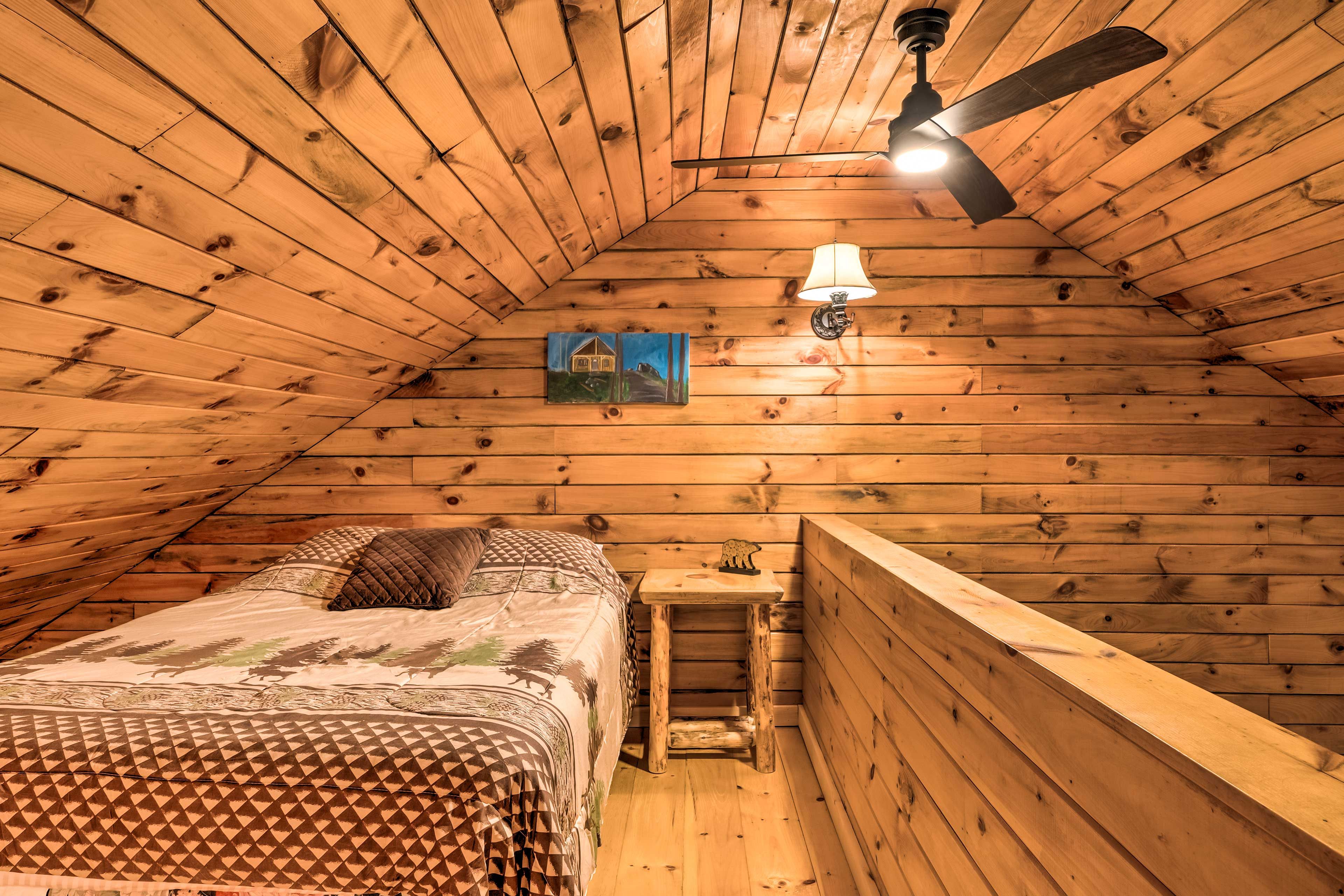 Loft | Queen Bed | 2nd Floor