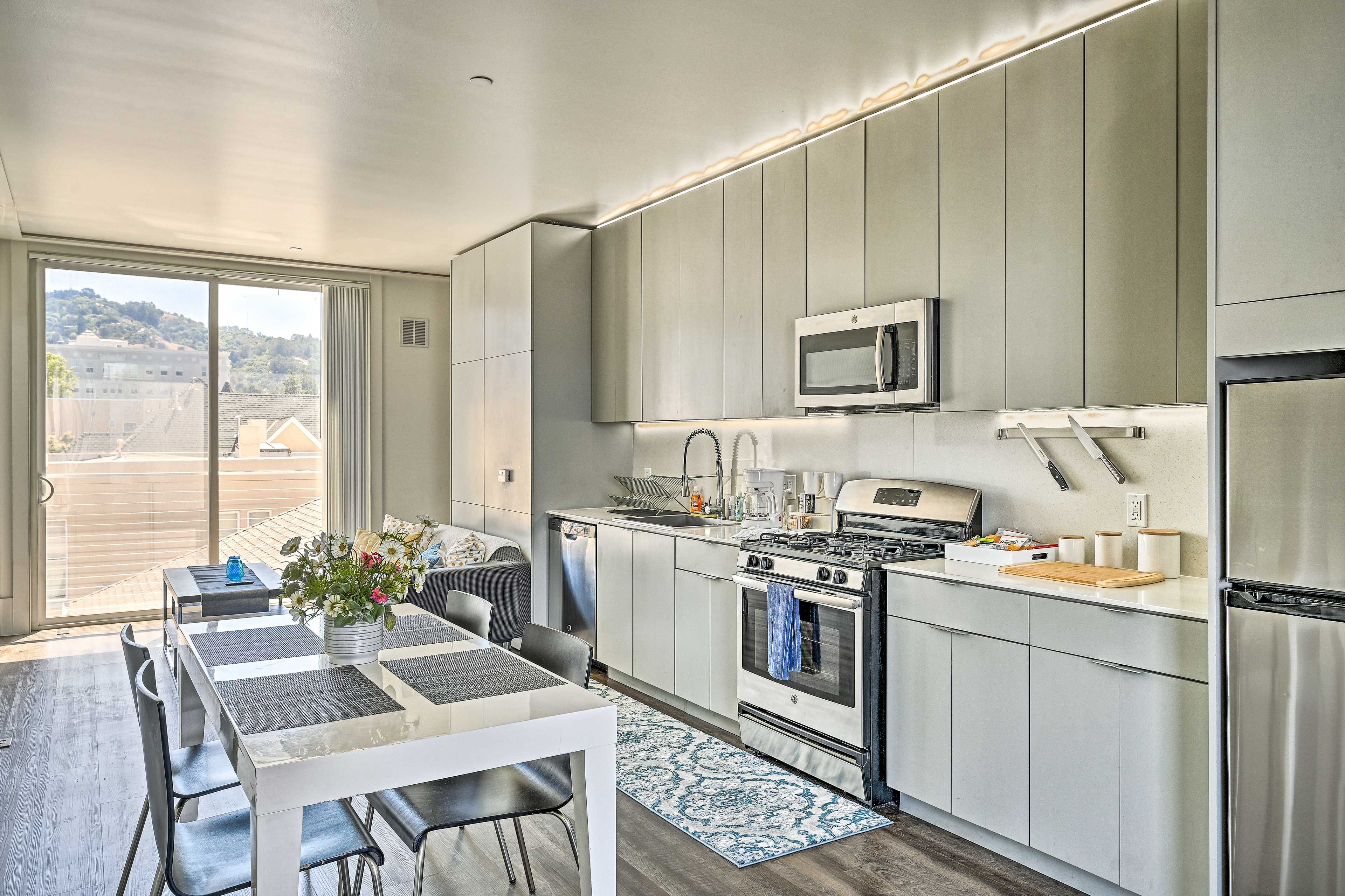Dining Area | Dishware & Flatware Provided
