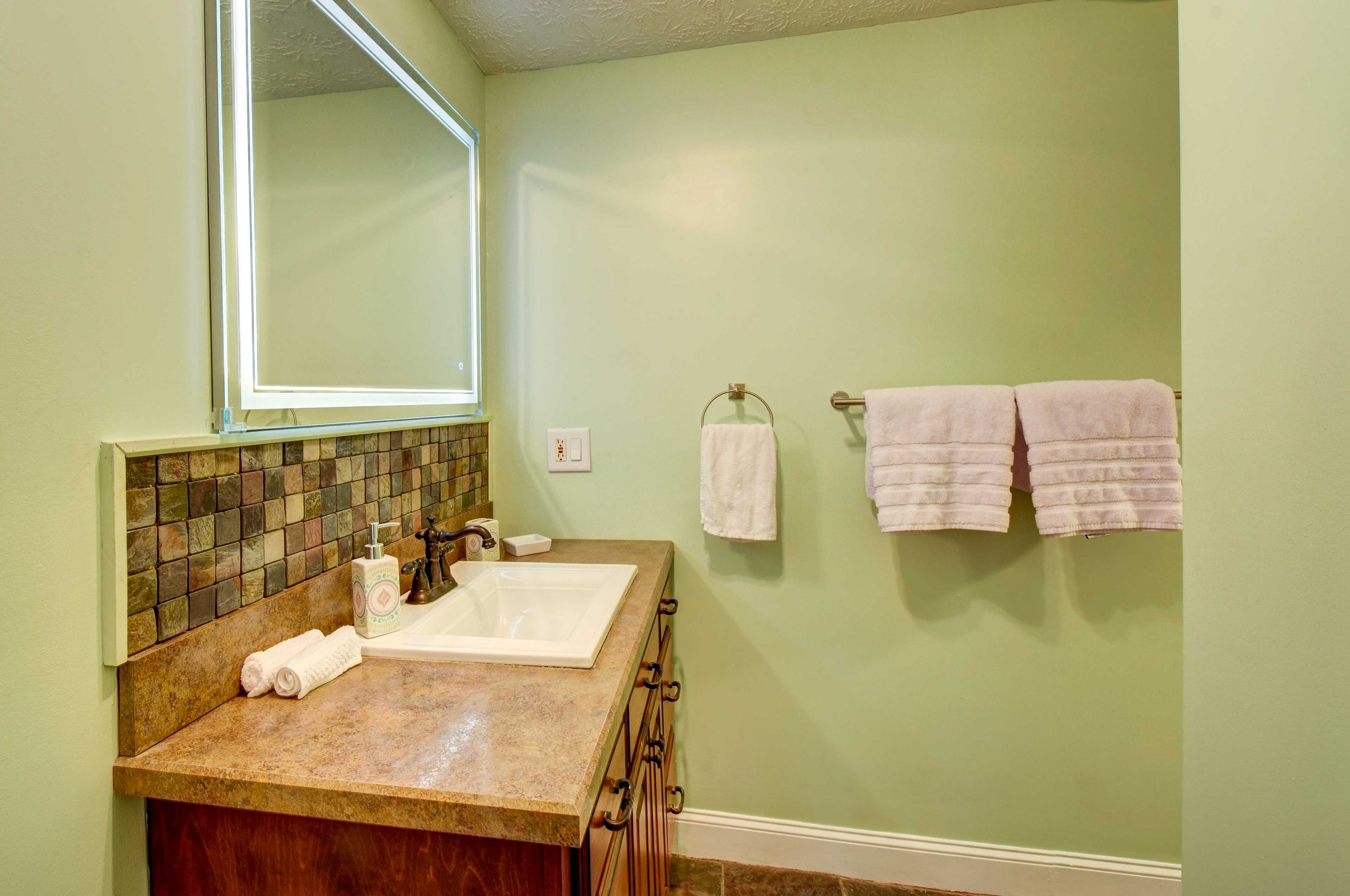 Full Bathroom | Complimentary Toiletries