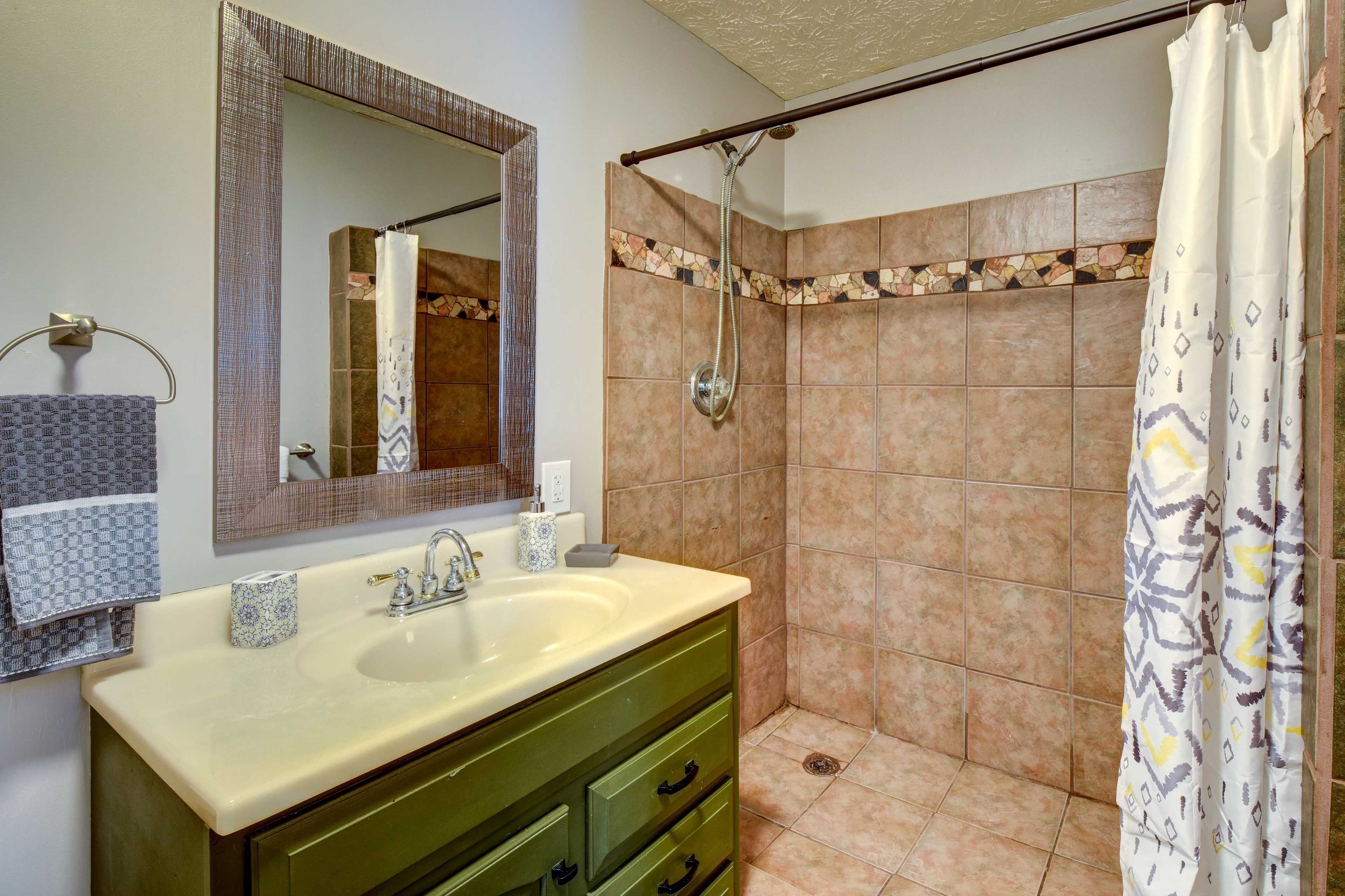 Full Bathroom | Complimentary Toiletries