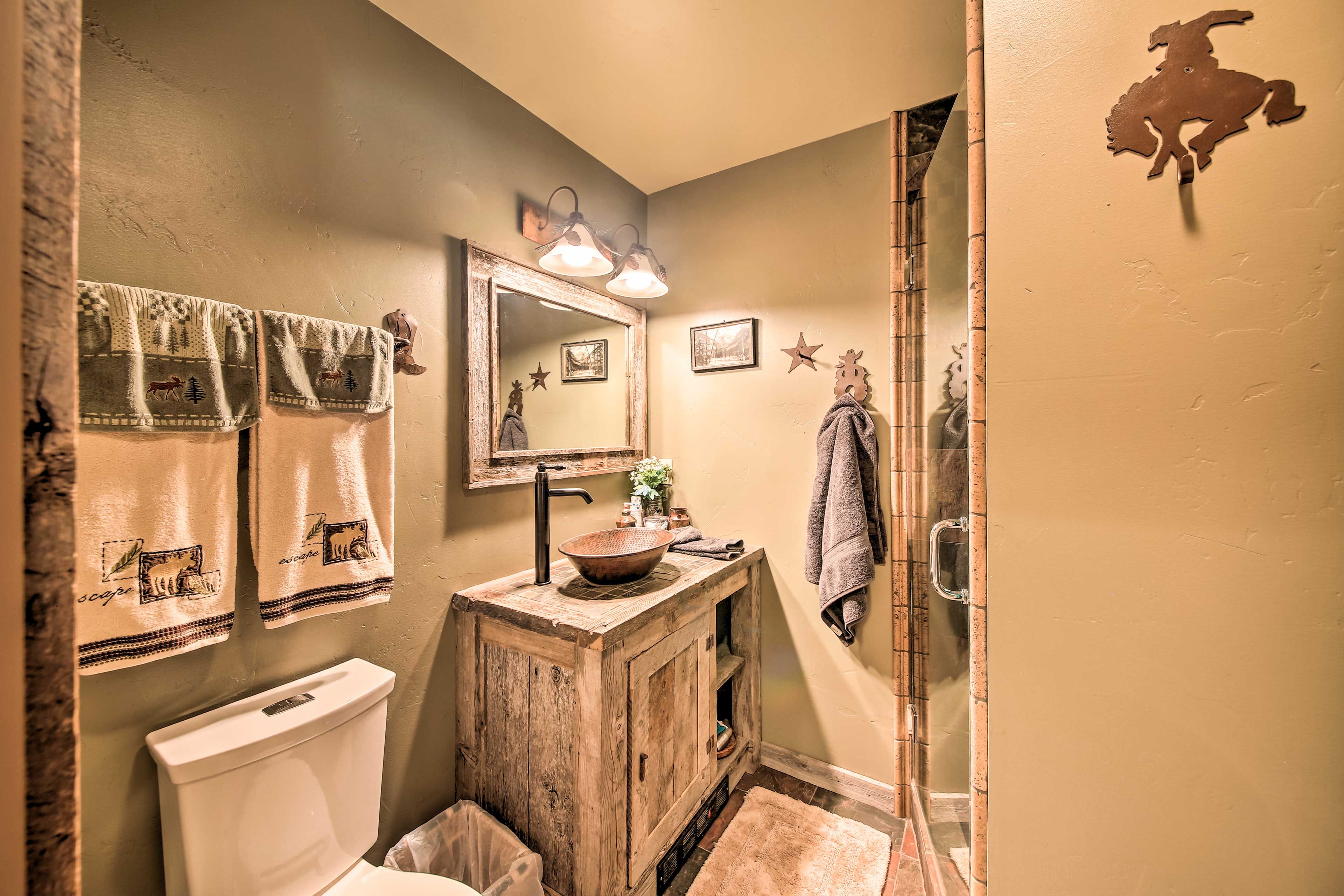 Full Bathroom | 1st Floor | Complimentary Toiletries