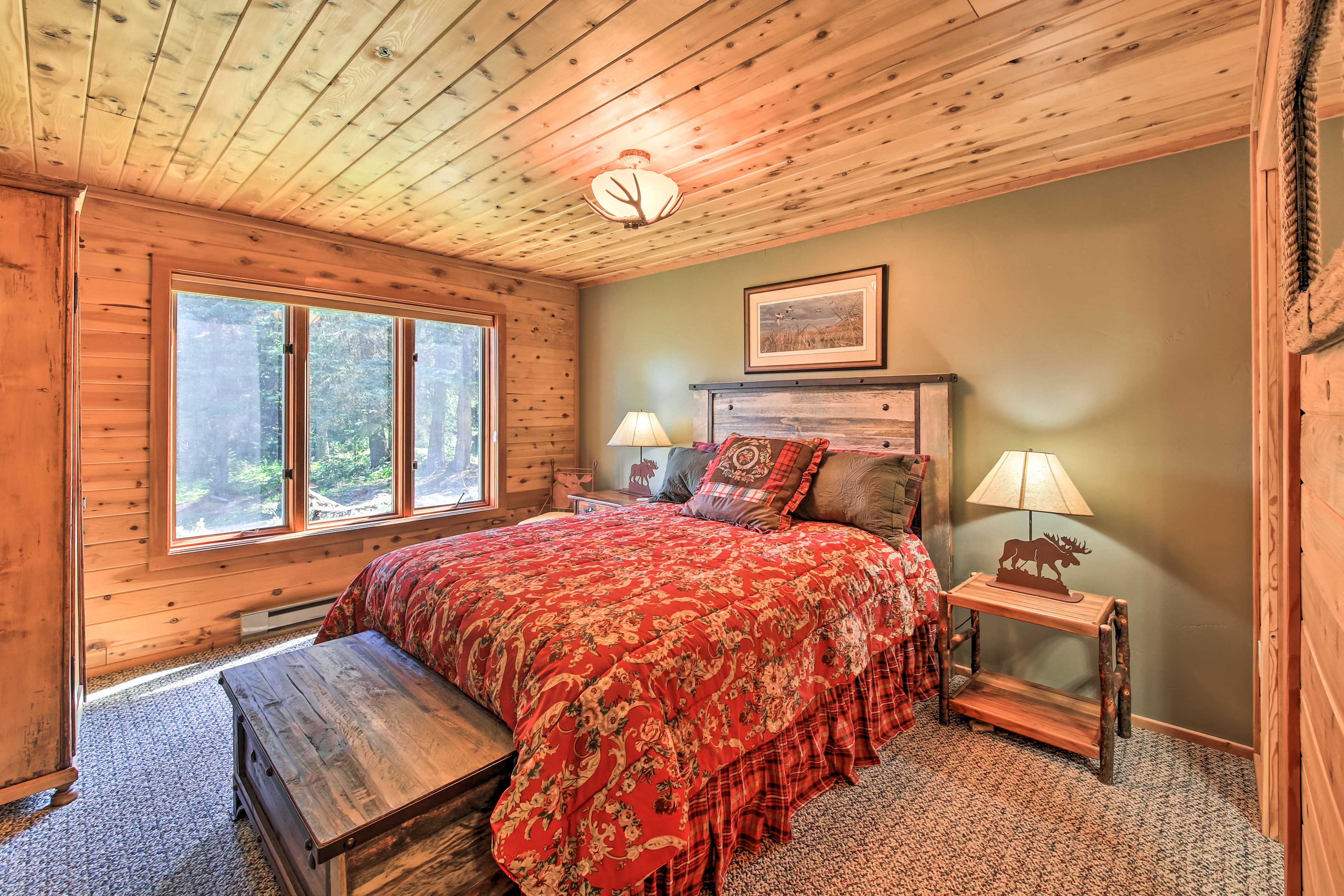 Bedroom 2 | 1st Floor | Queen Bed