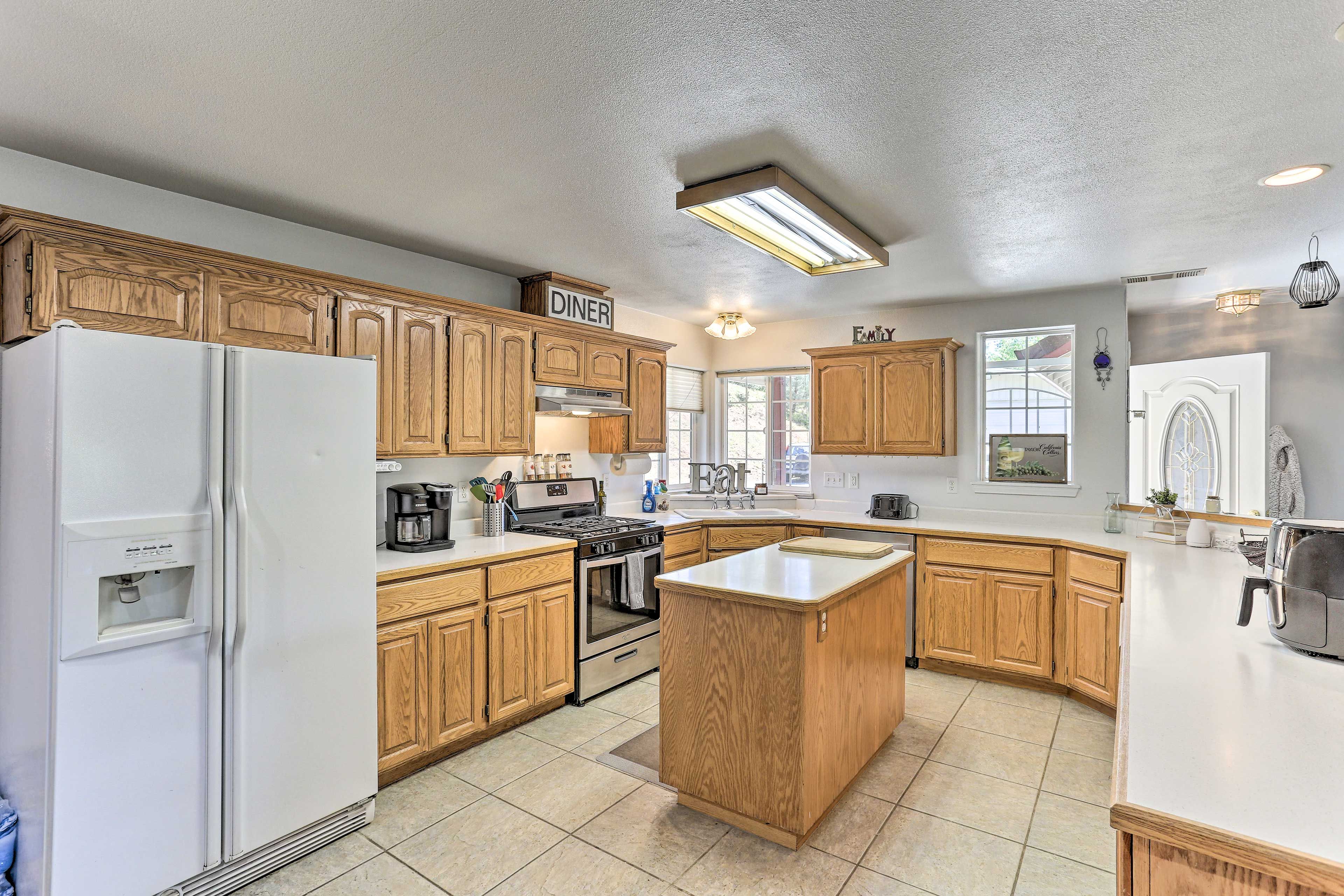 Kitchen | Pots & Pans | Blender | Spices | Dishware & Flatware