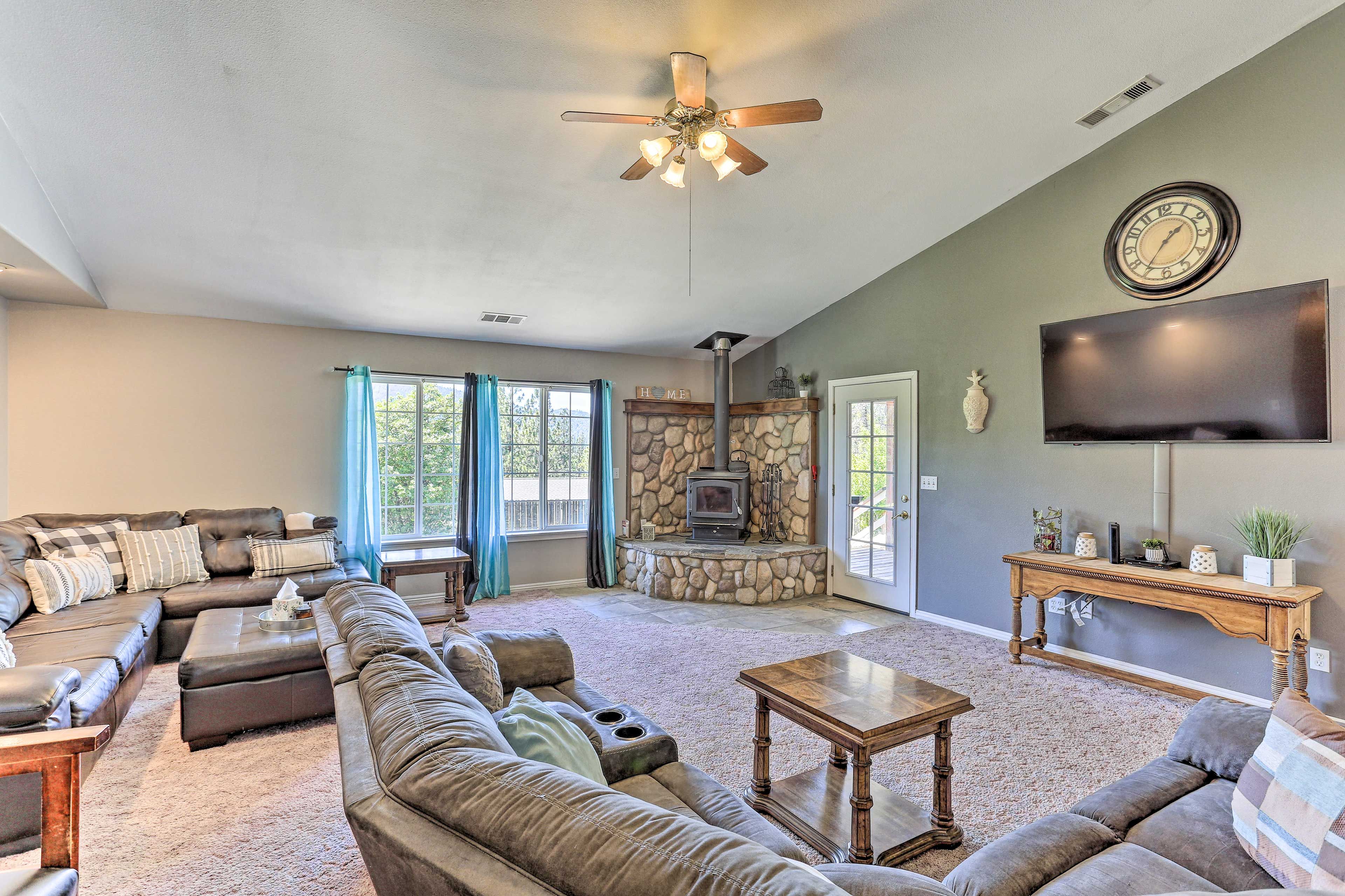 Weaverville Vacation Rental | 6BR | 4BA | 4,500 Sq Ft | Step-Free Access