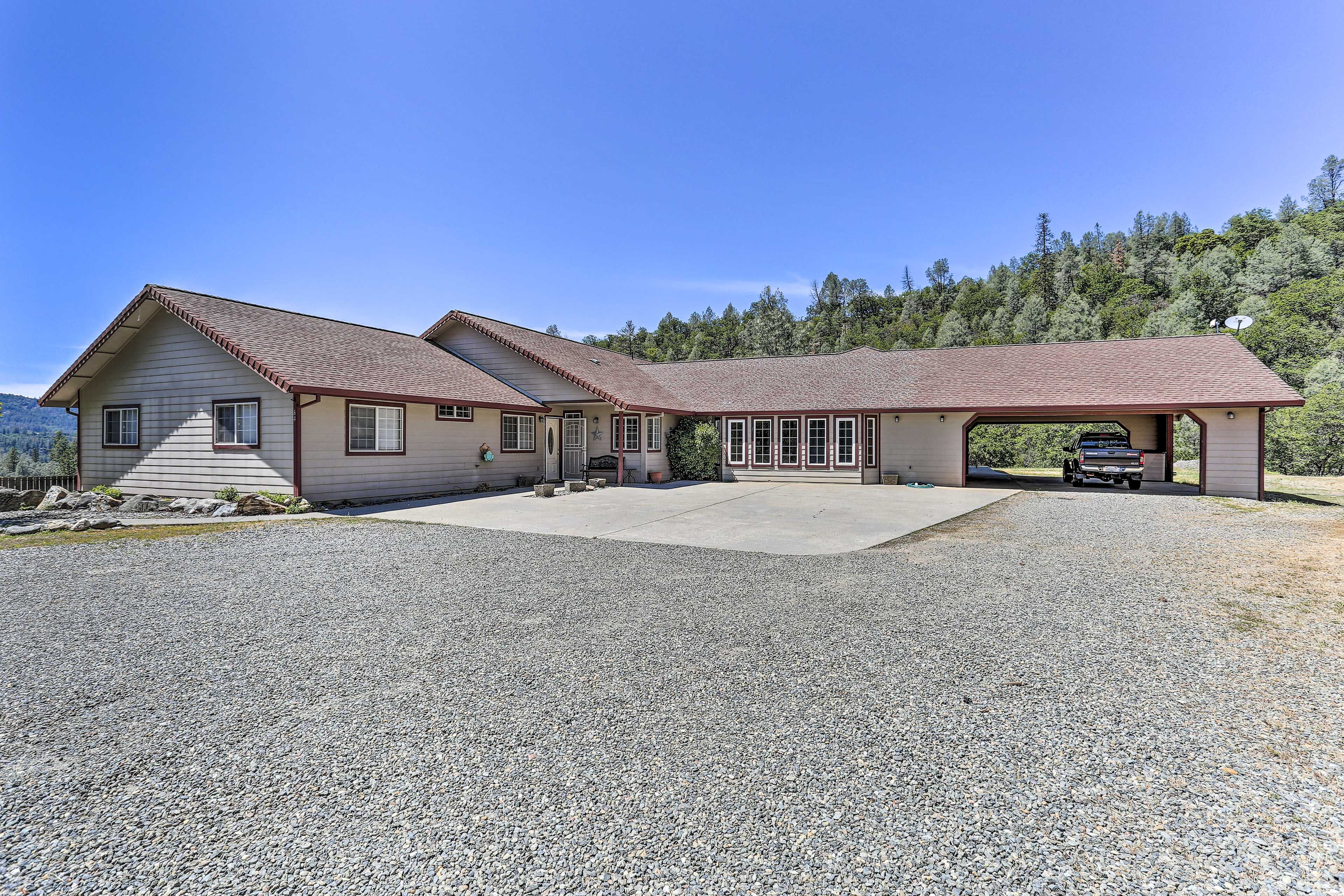 Parking | Driveway Parking (12 Vehicles) | Boat & RV/Trailer Parking Allowed