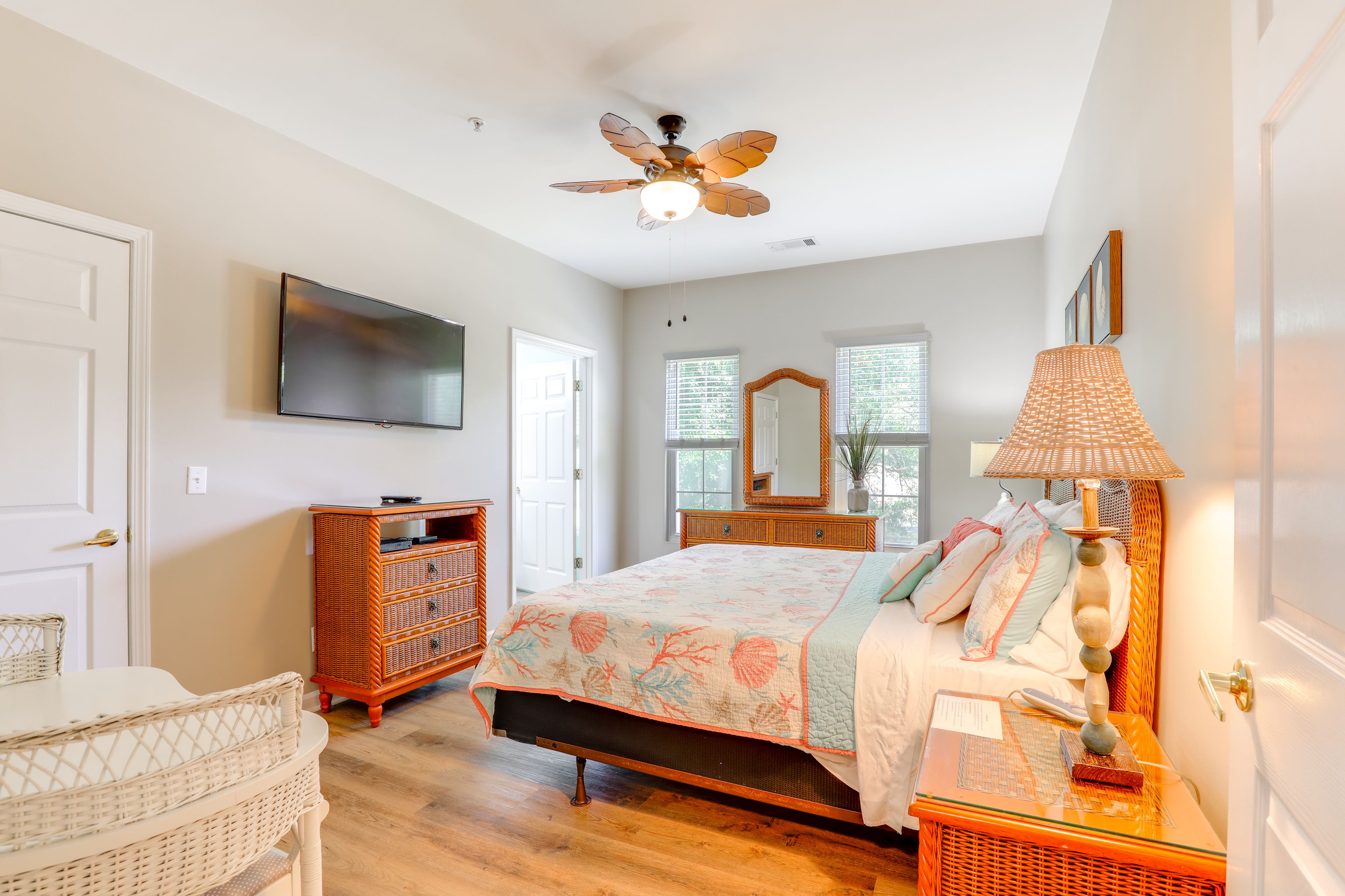 Bedroom 1 | King Bed | Linens Provided | Smart TV | En-Suite Bathroom