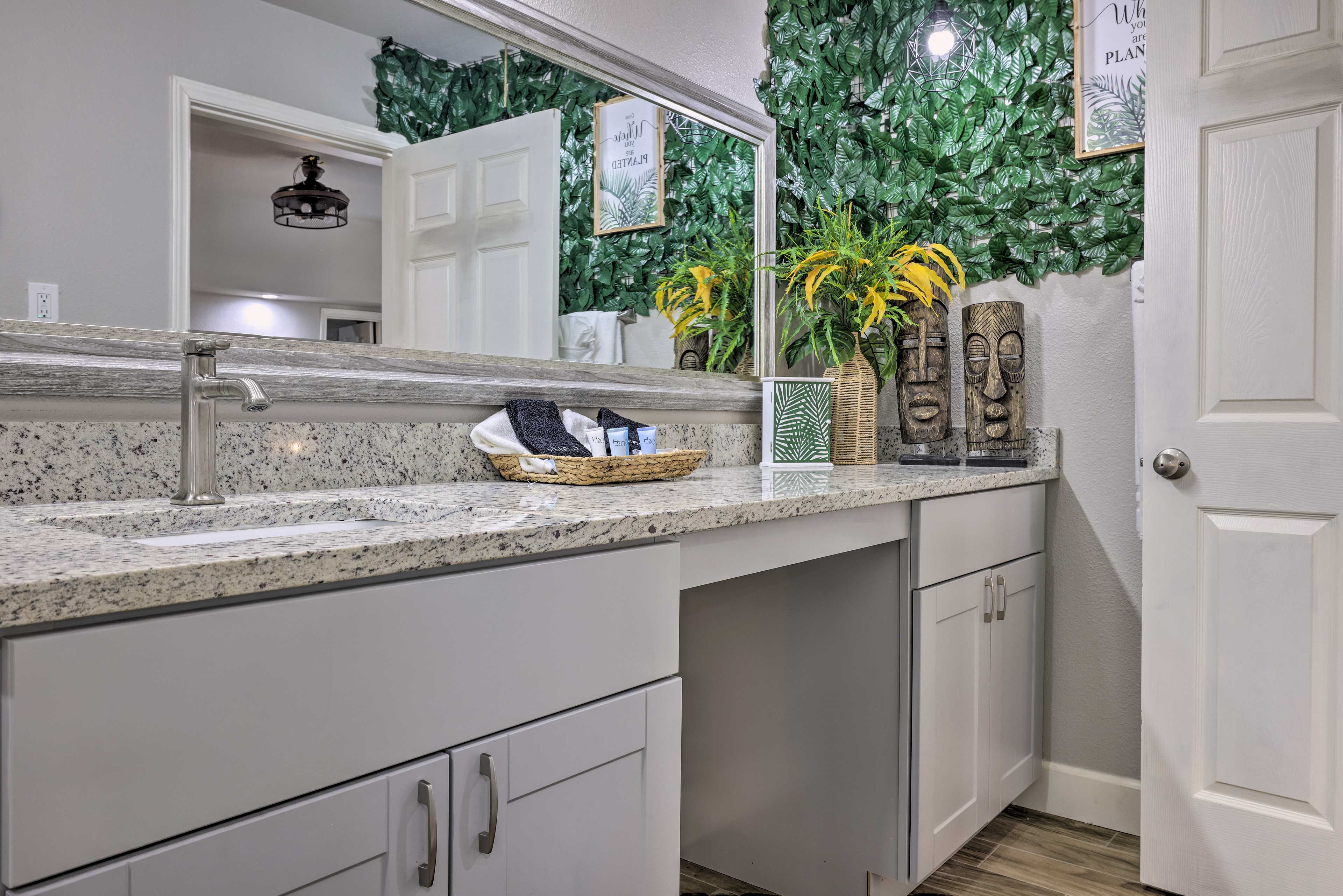 Full Bathroom | Complimentary Toiletries | Towels Provided