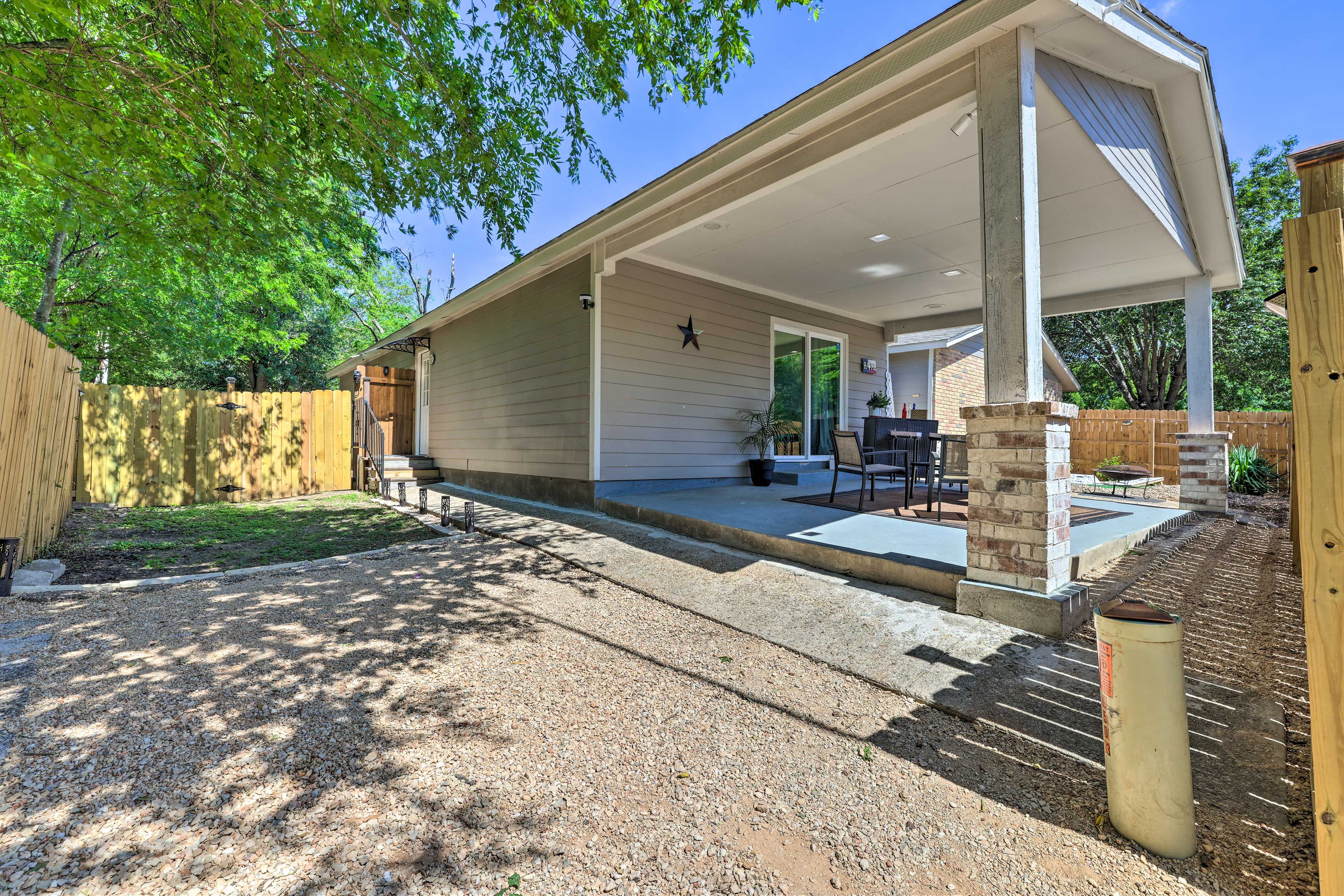 Fenced Yard | Wood-Burning Fire Pit | Cornhole