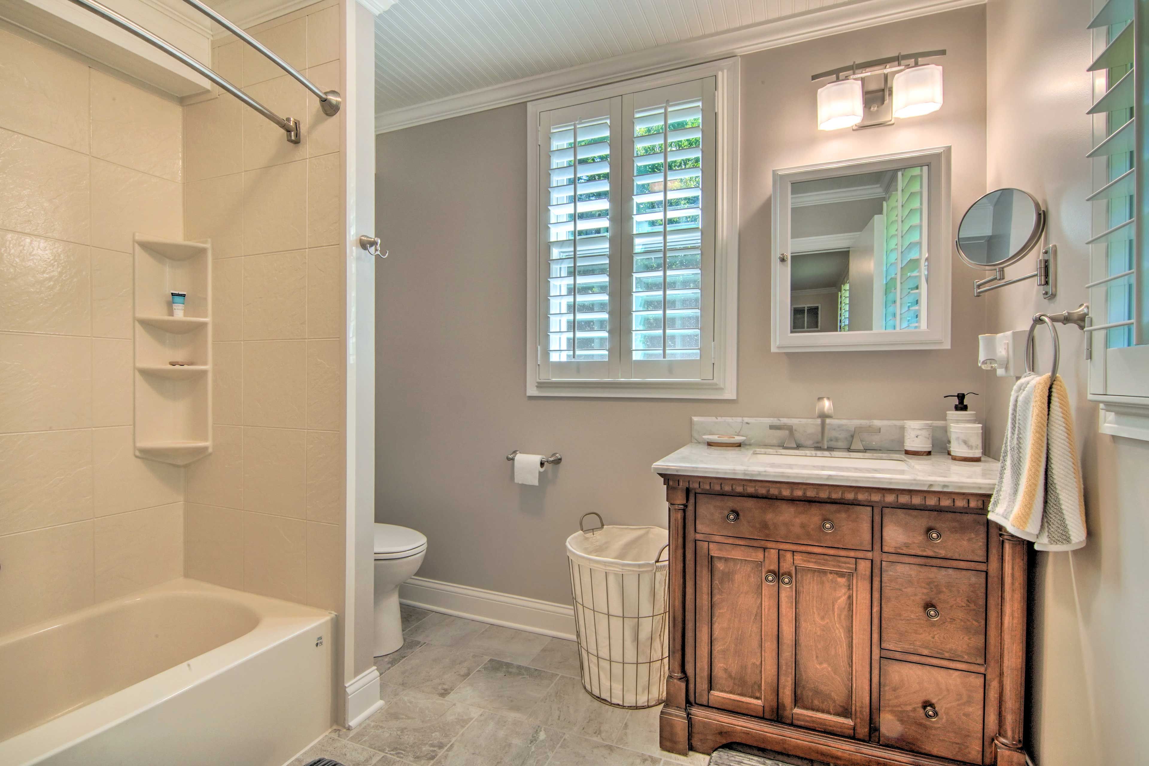 Full Bathroom | Complimentary Toiletries