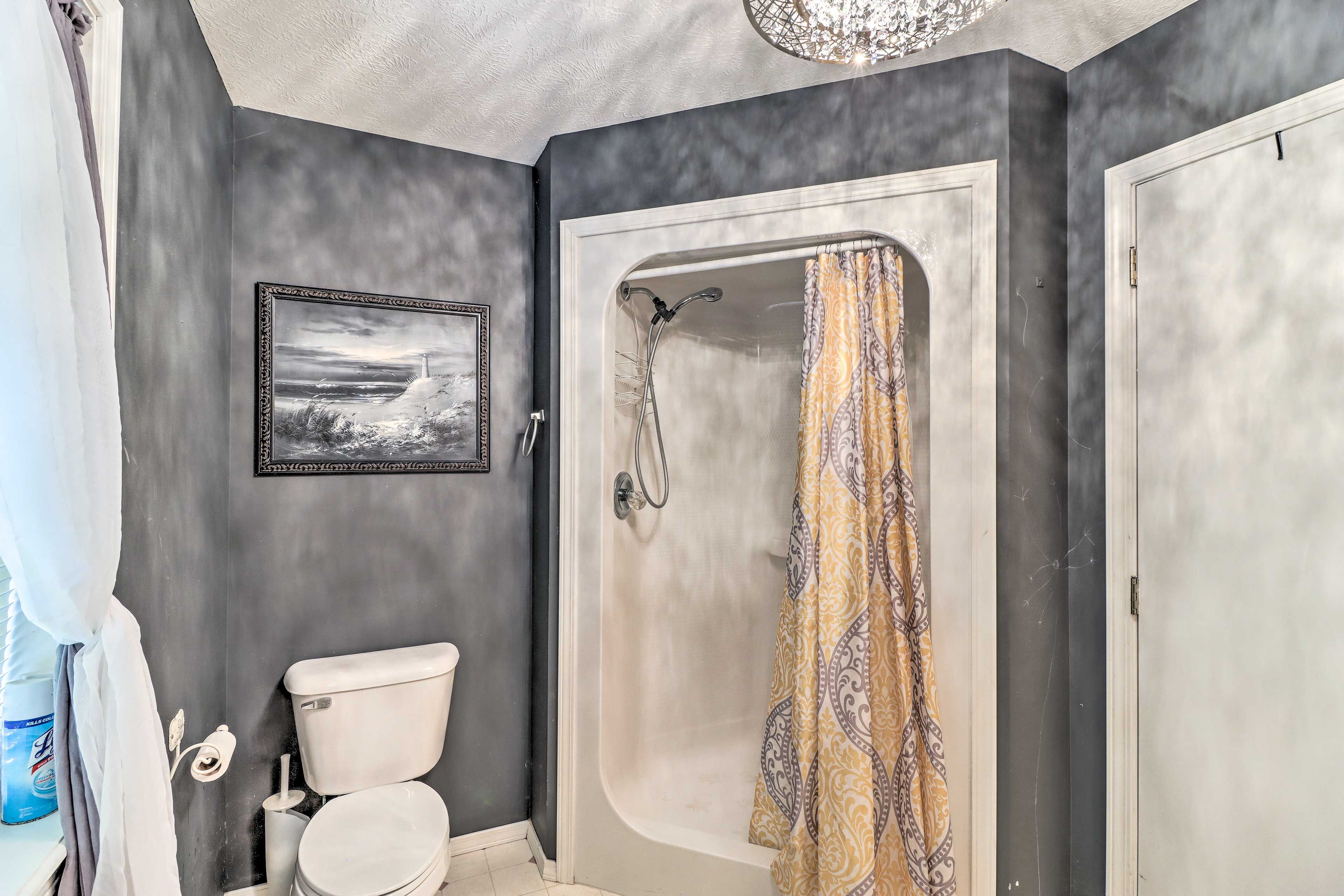 Full Bathroom | Towels Provided