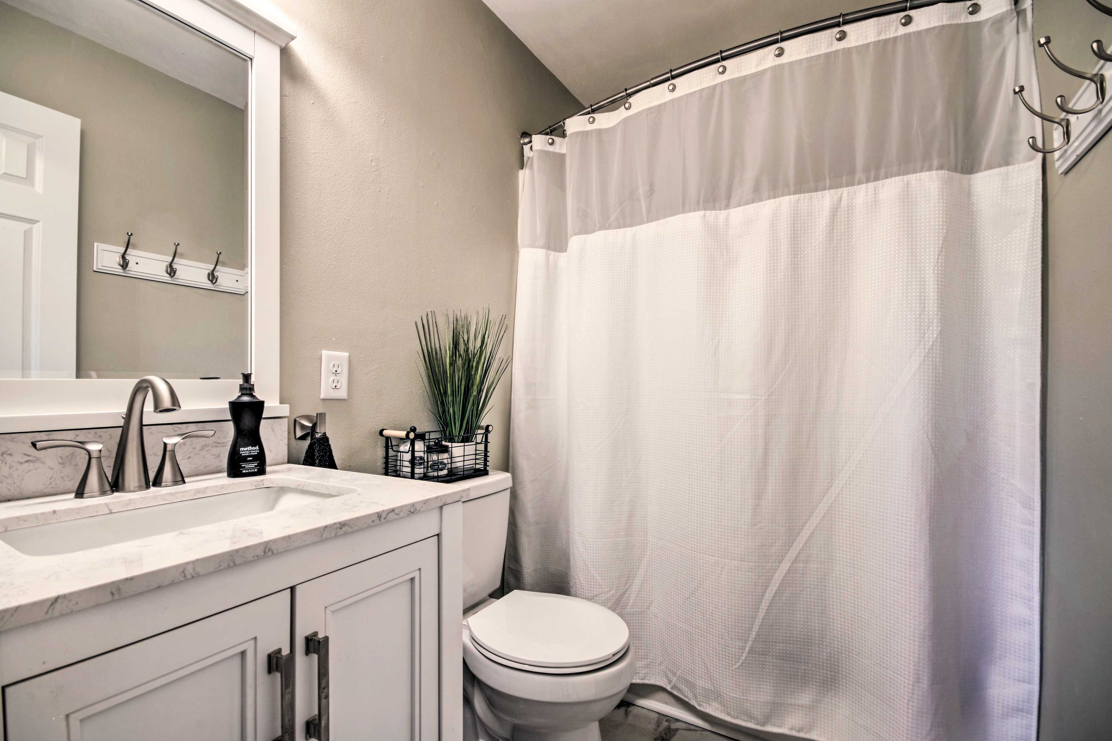 Full Bathroom | Complimentary Toiletries | Hair Dryer