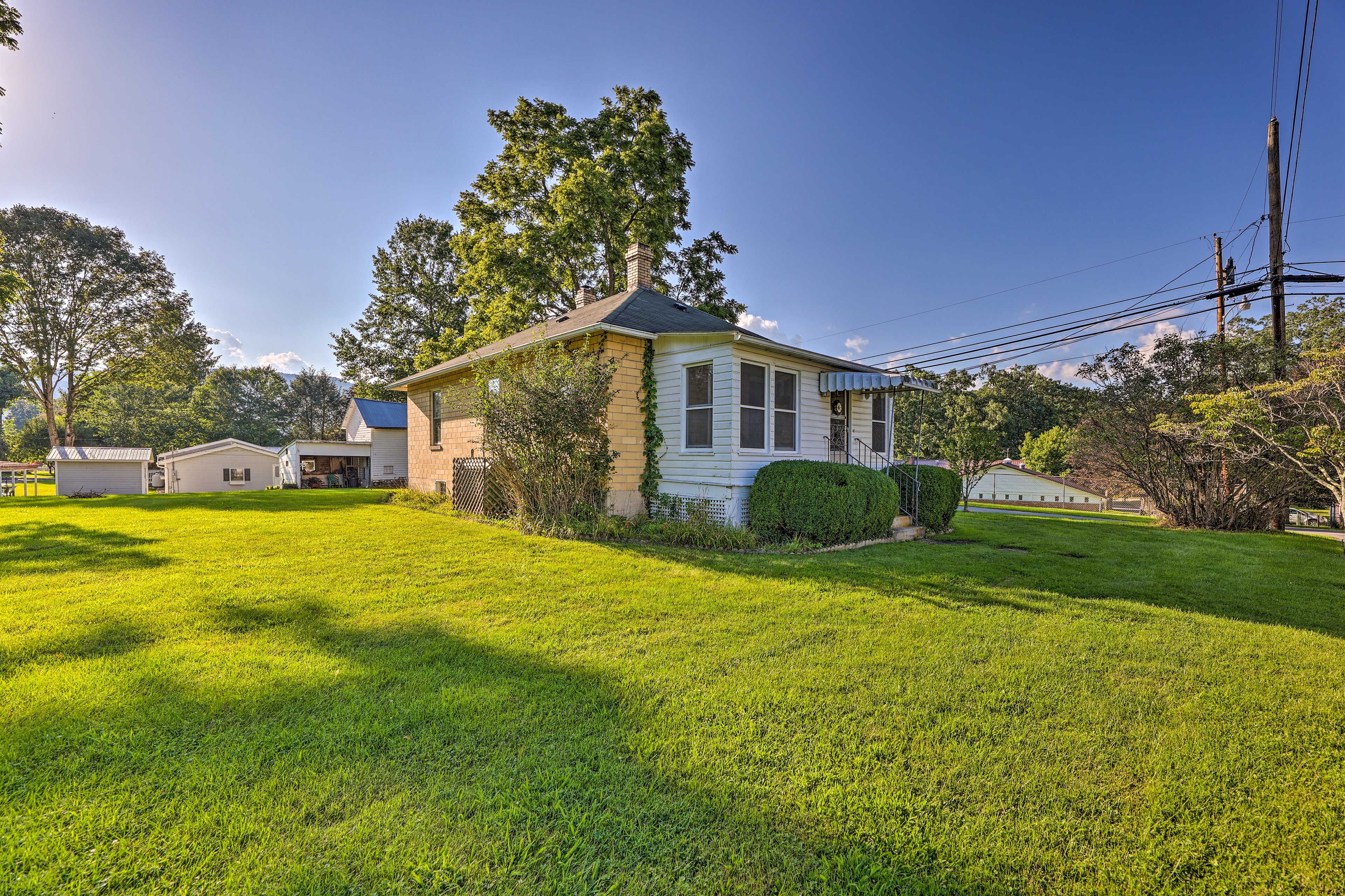 1-Acre Yard | Barn Storage | Fire Pit
