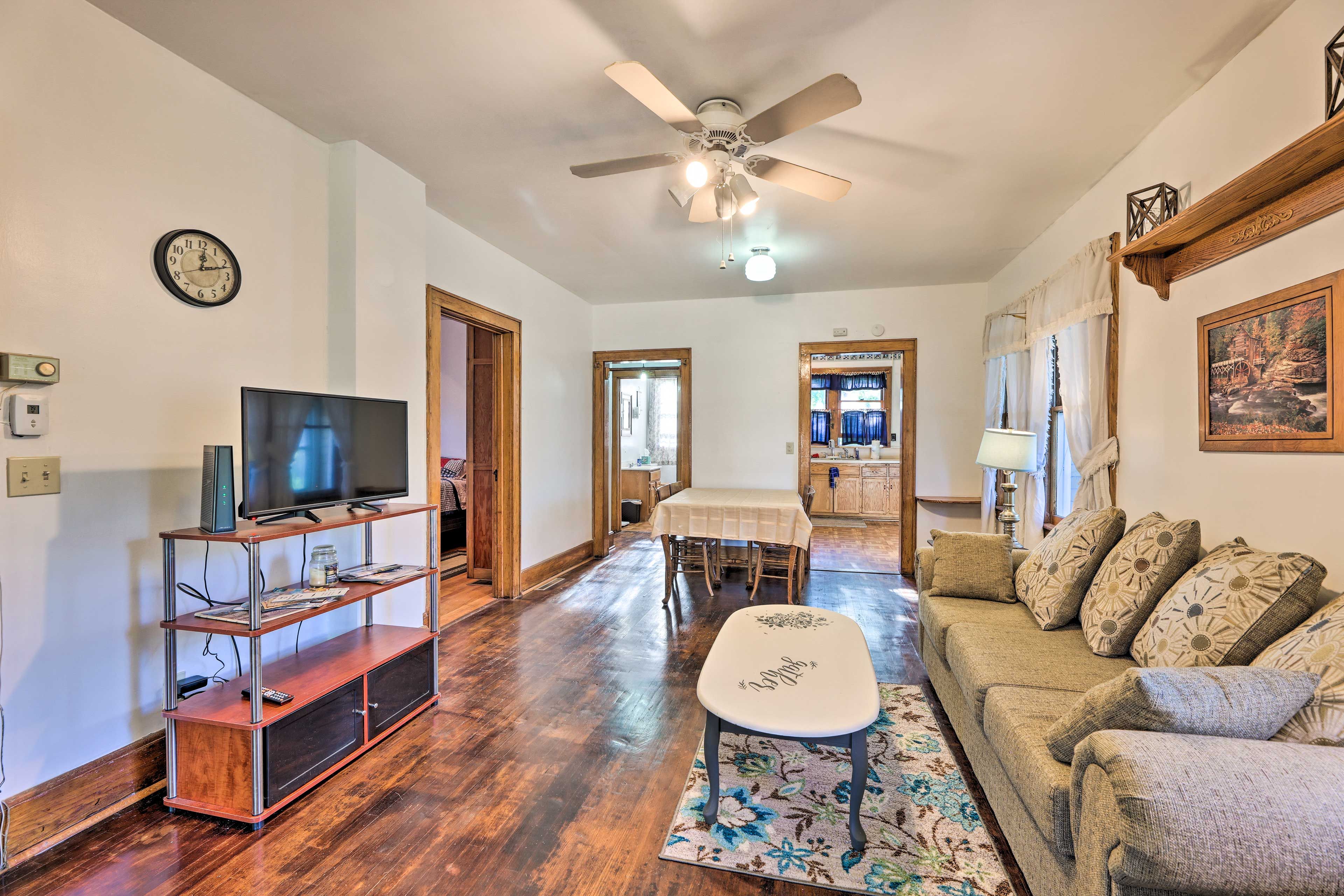 Living Room | Main Level | Smart TV | Free WiFi