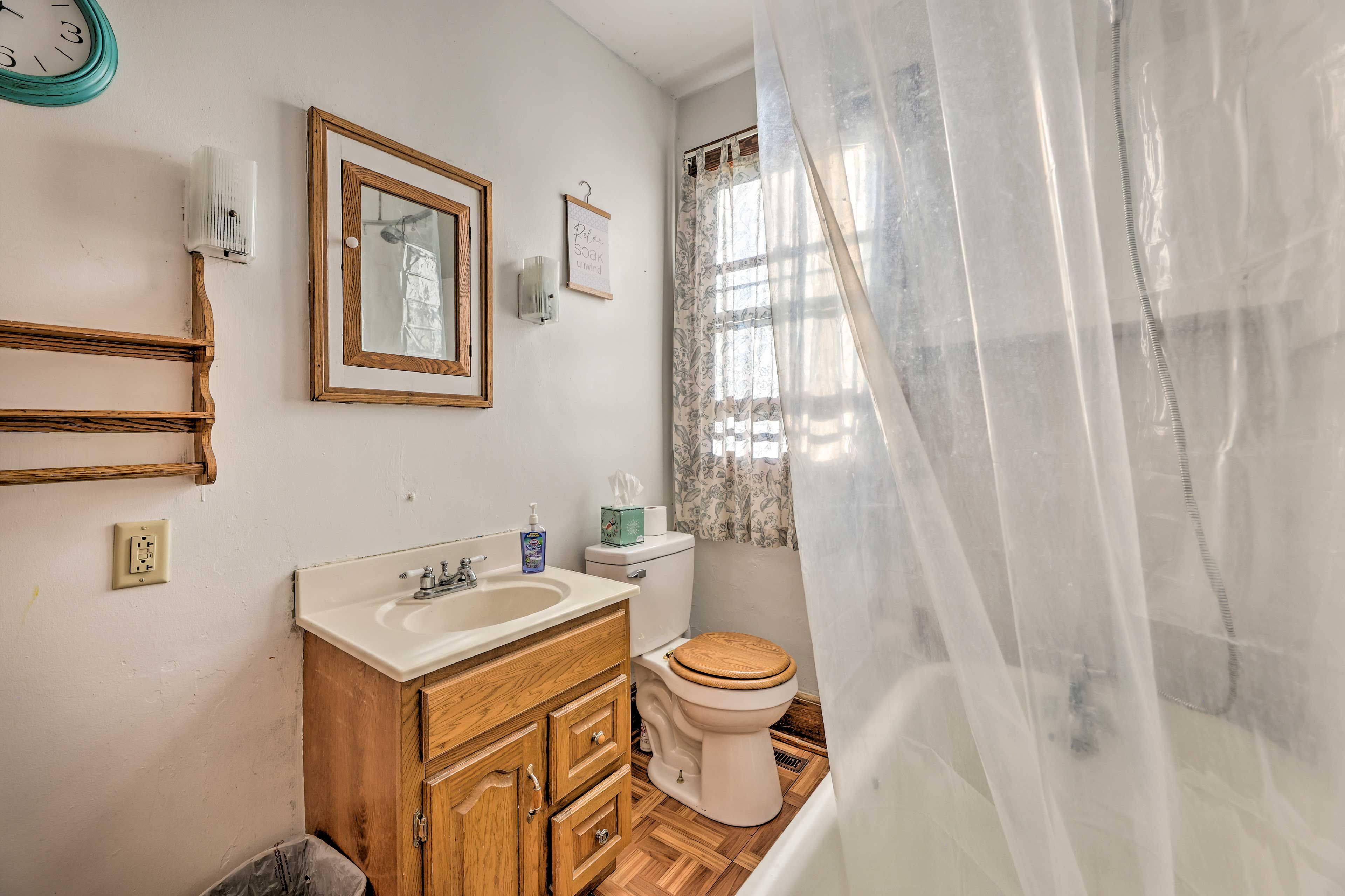 Full Bathroom | Main Level | Towels Provided