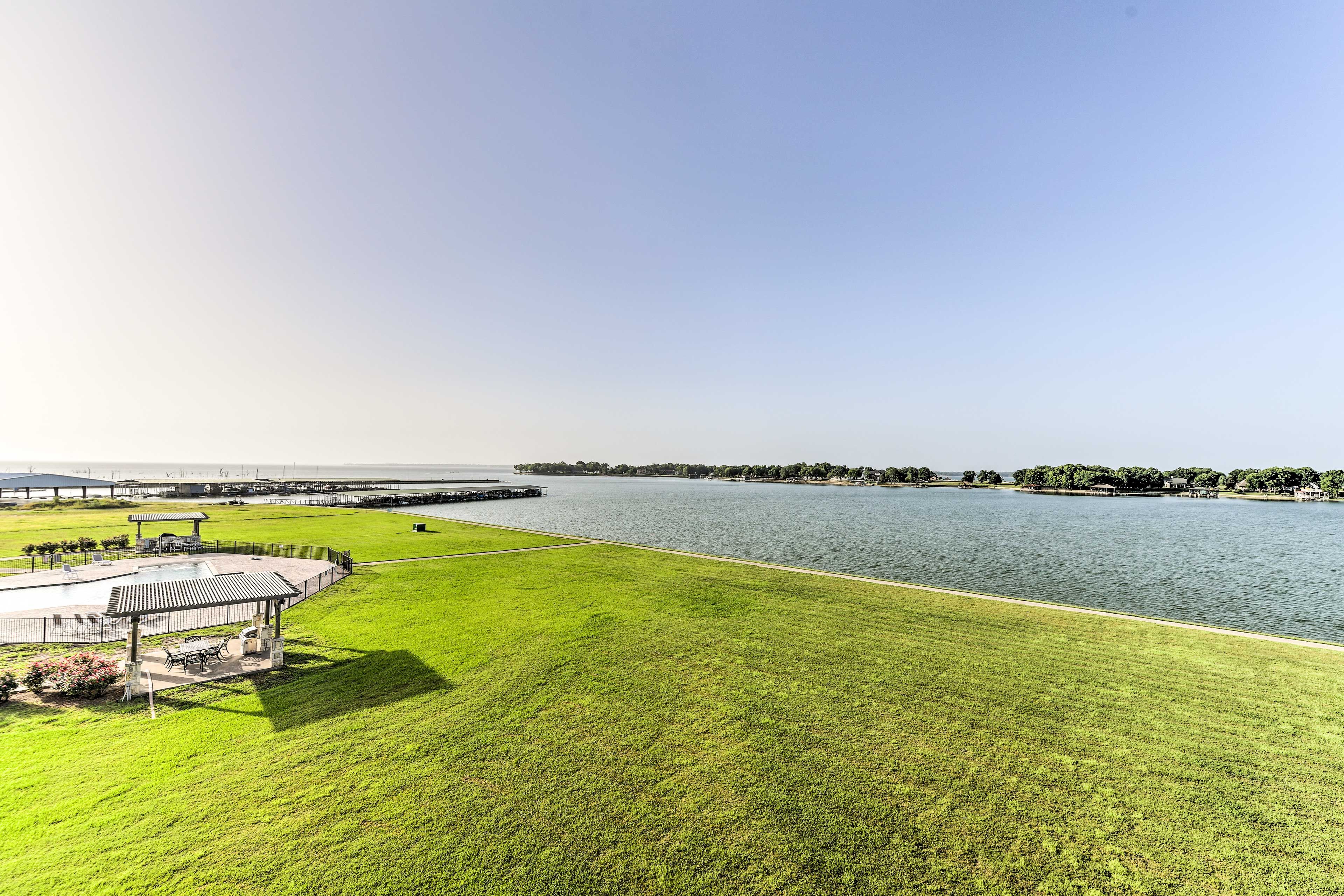 Community Amenities | Outdoor Pool | Picnic Area